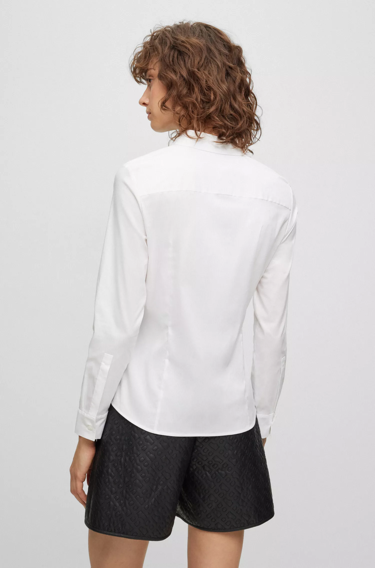 Blusa BOSS preta de corte justo em popeline de mistura de algodão.