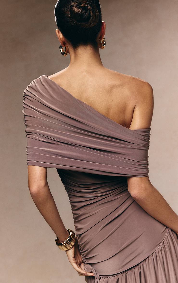 Taupe Robe Longue Froncée À Double Couche Slinky Bardot Asymétrique