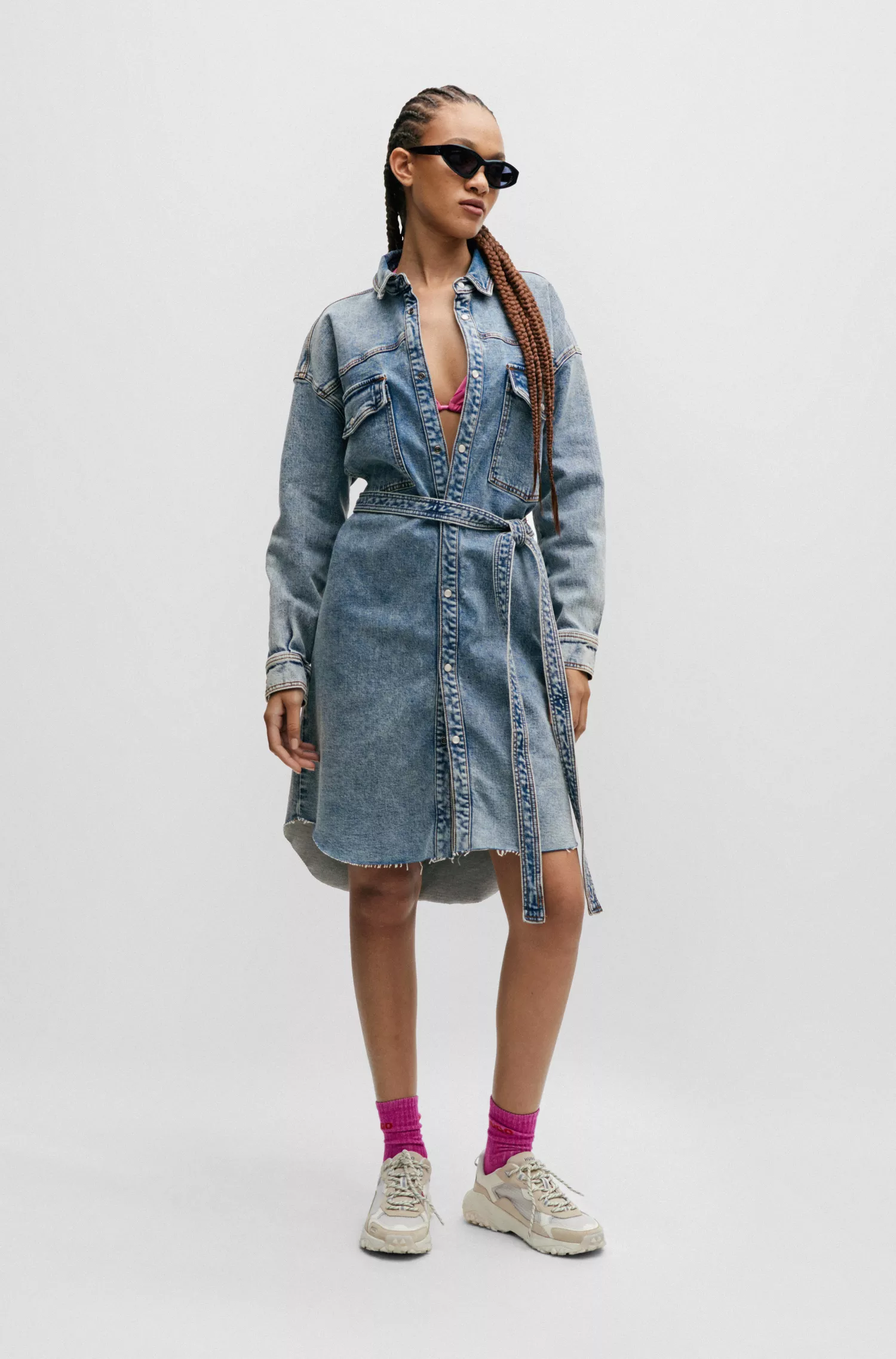 Vestido camisa HUGO vermelho, modelagem oversized, em jeans azul.
