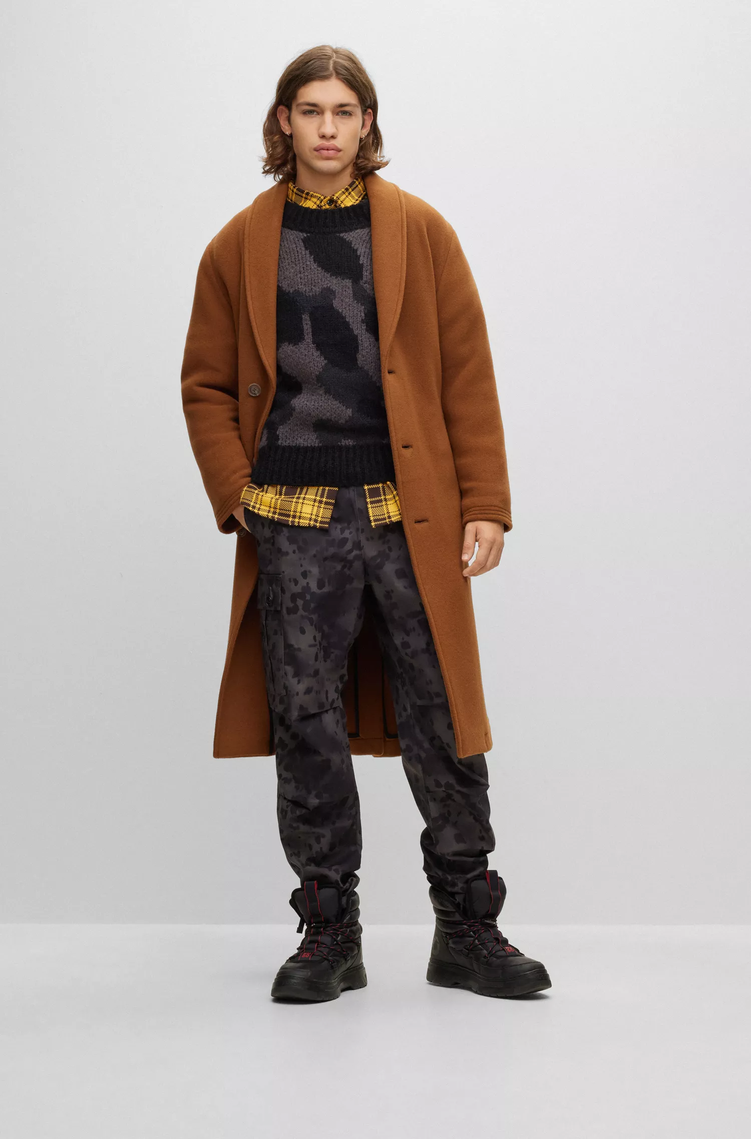 Calça cargo HUGO vermelha, corte regular, em algodão com estampa dálmata.
