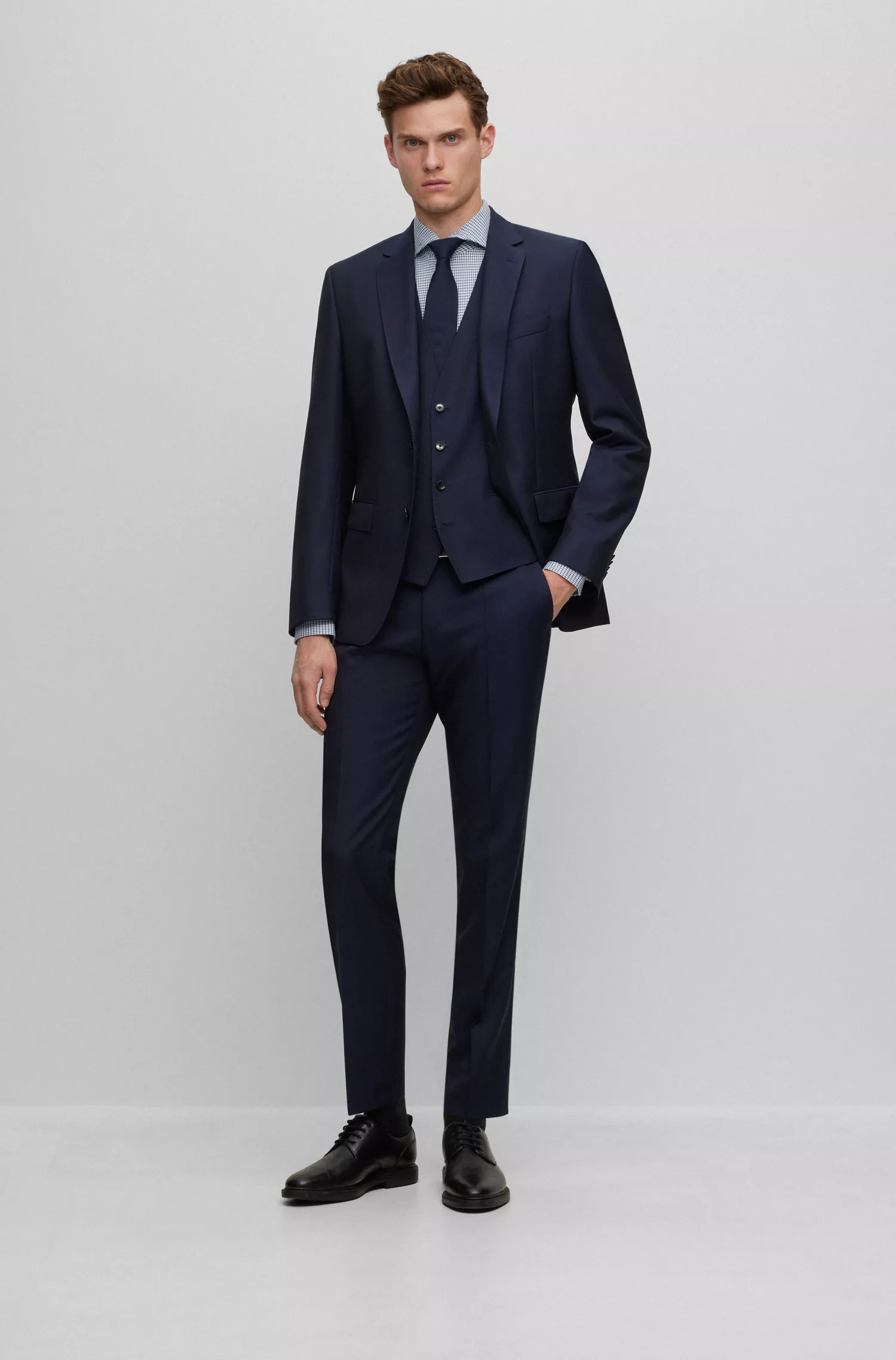 Camisa BOSS preta de corte slim em algodão elástico microestruturado.
