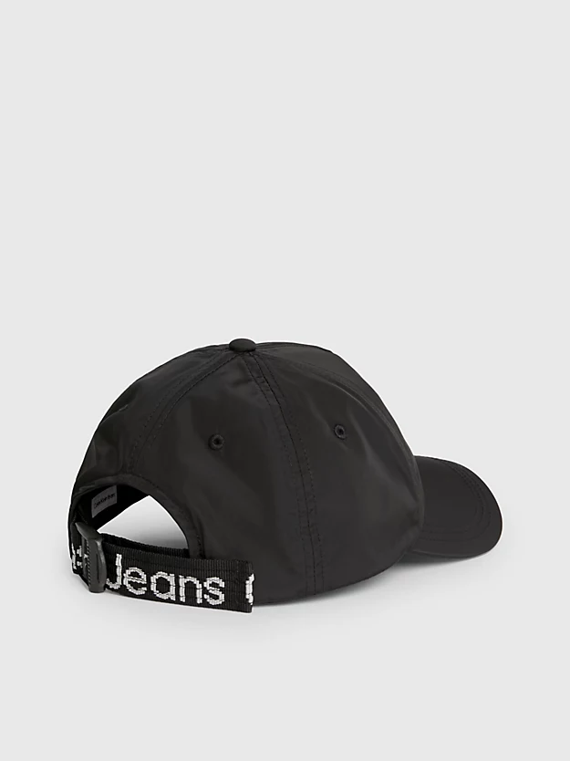 Boné com logotipo