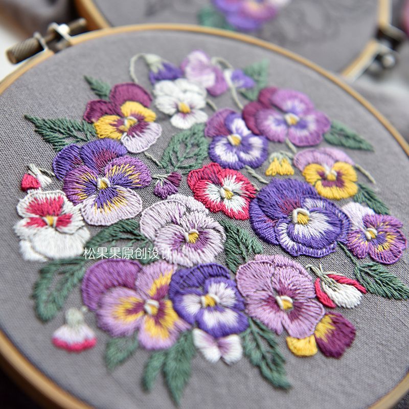 Embroidery Kingdom - DIY-borduurset met bloemen