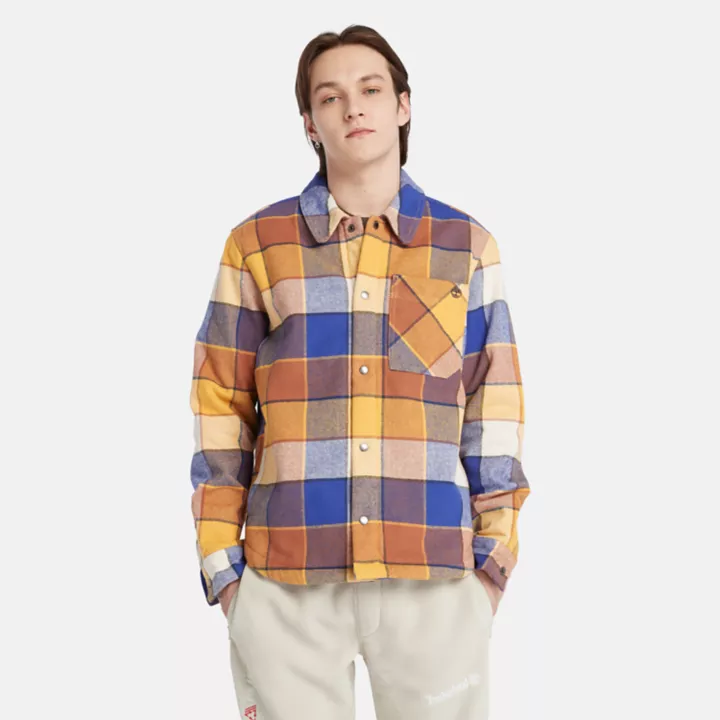 Sobretudo masculino de lã felpuda e forro de fleece na cor amarela.