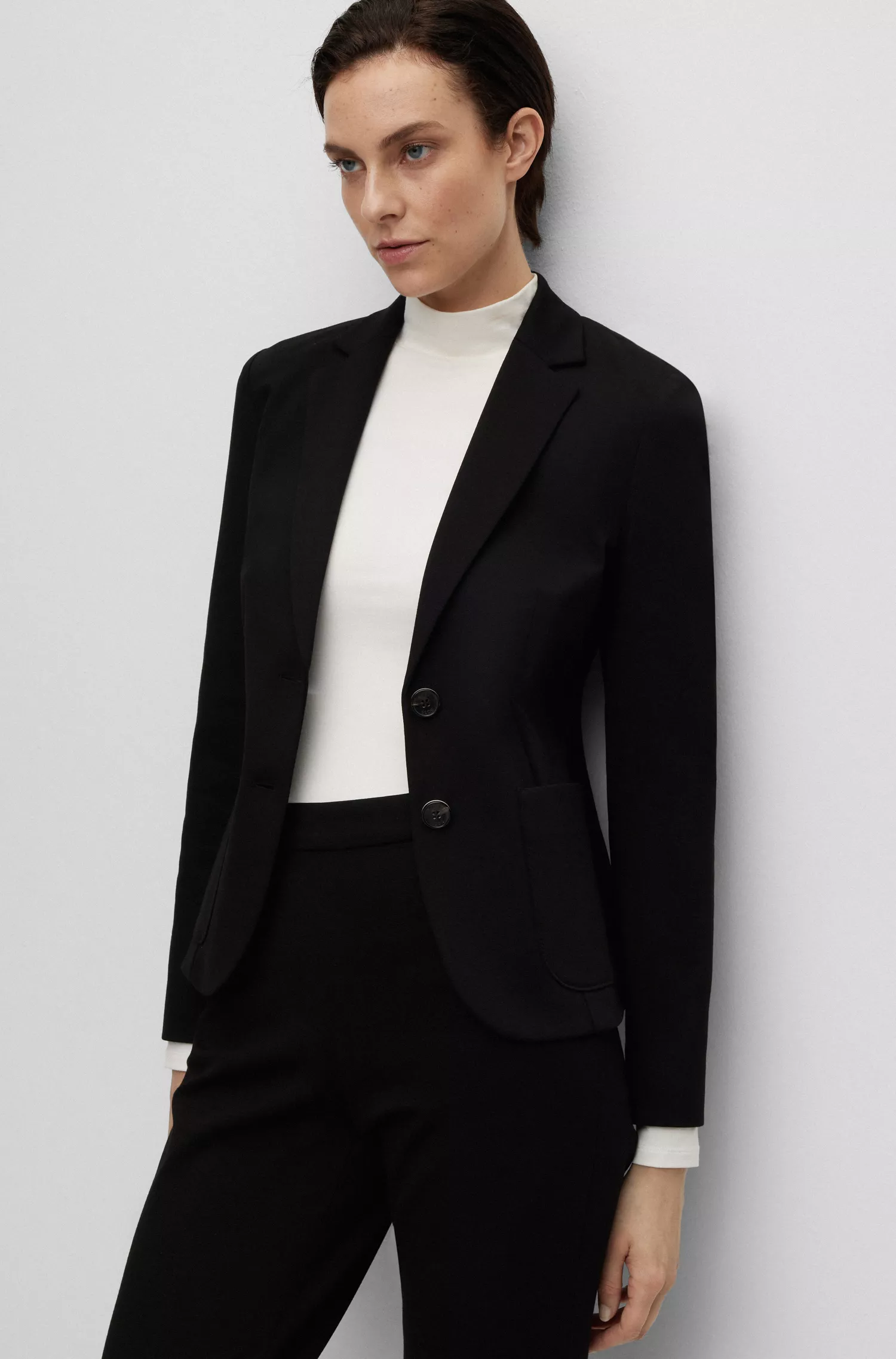 Jaqueta BOSS preta, extra slim fit, em tecido elástico.