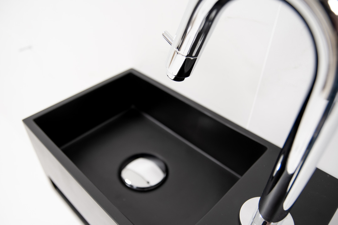 Saniclear Bali fonteinset rechts met mat zwarte fontein en gebogen chromen kraan