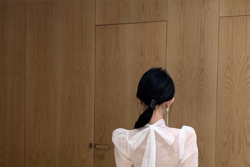 Yako - Blouse met pofmouwen en gebloemde hals en kantversiering