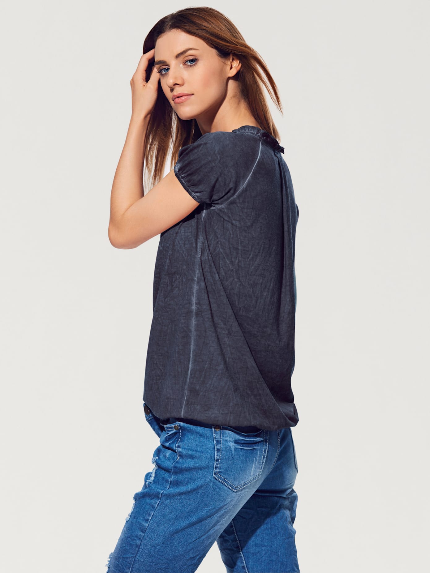 T-shirt en v look tendance avec empiècement smocké à l'encolure