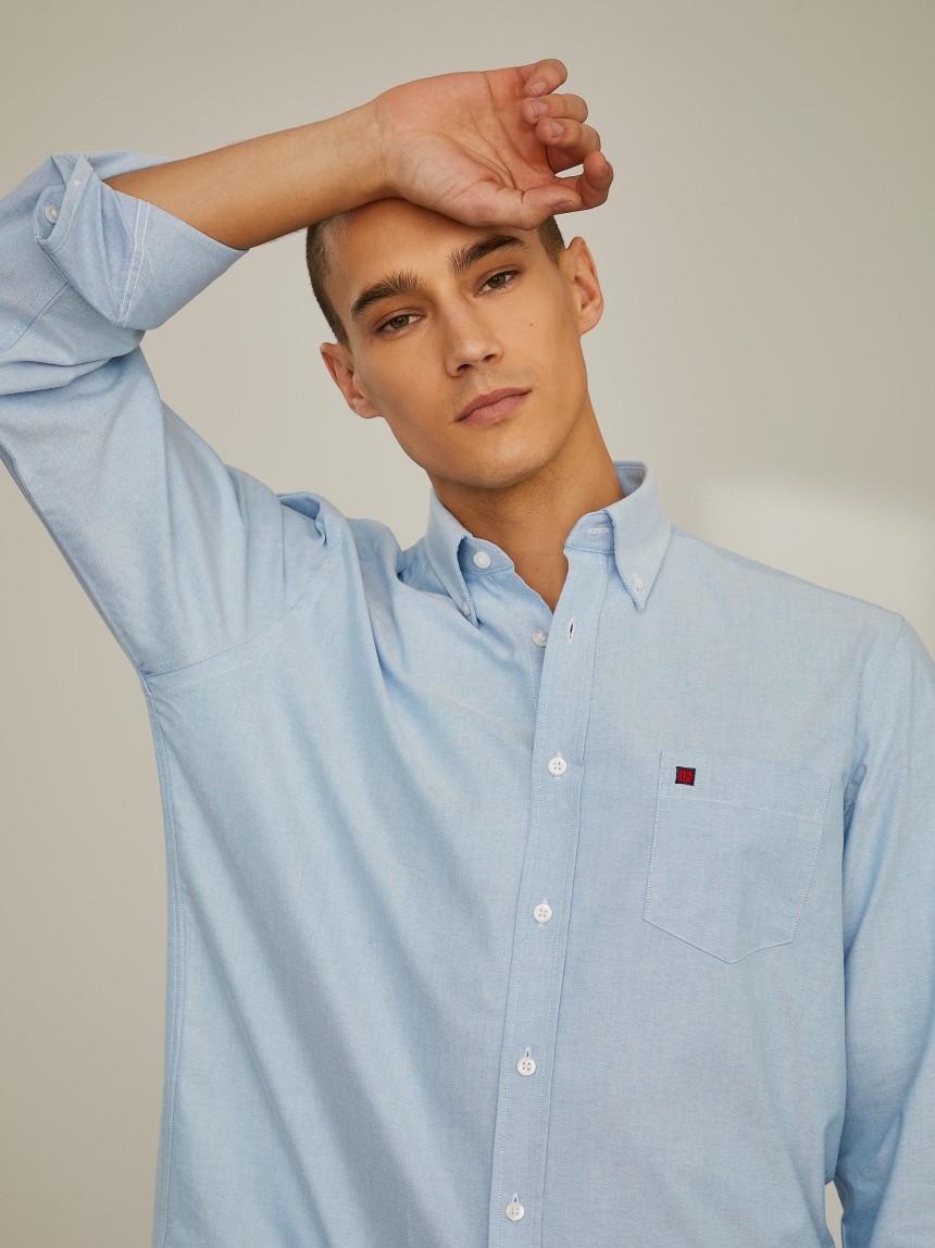 Camisa regular fit de algodão em cor lisa