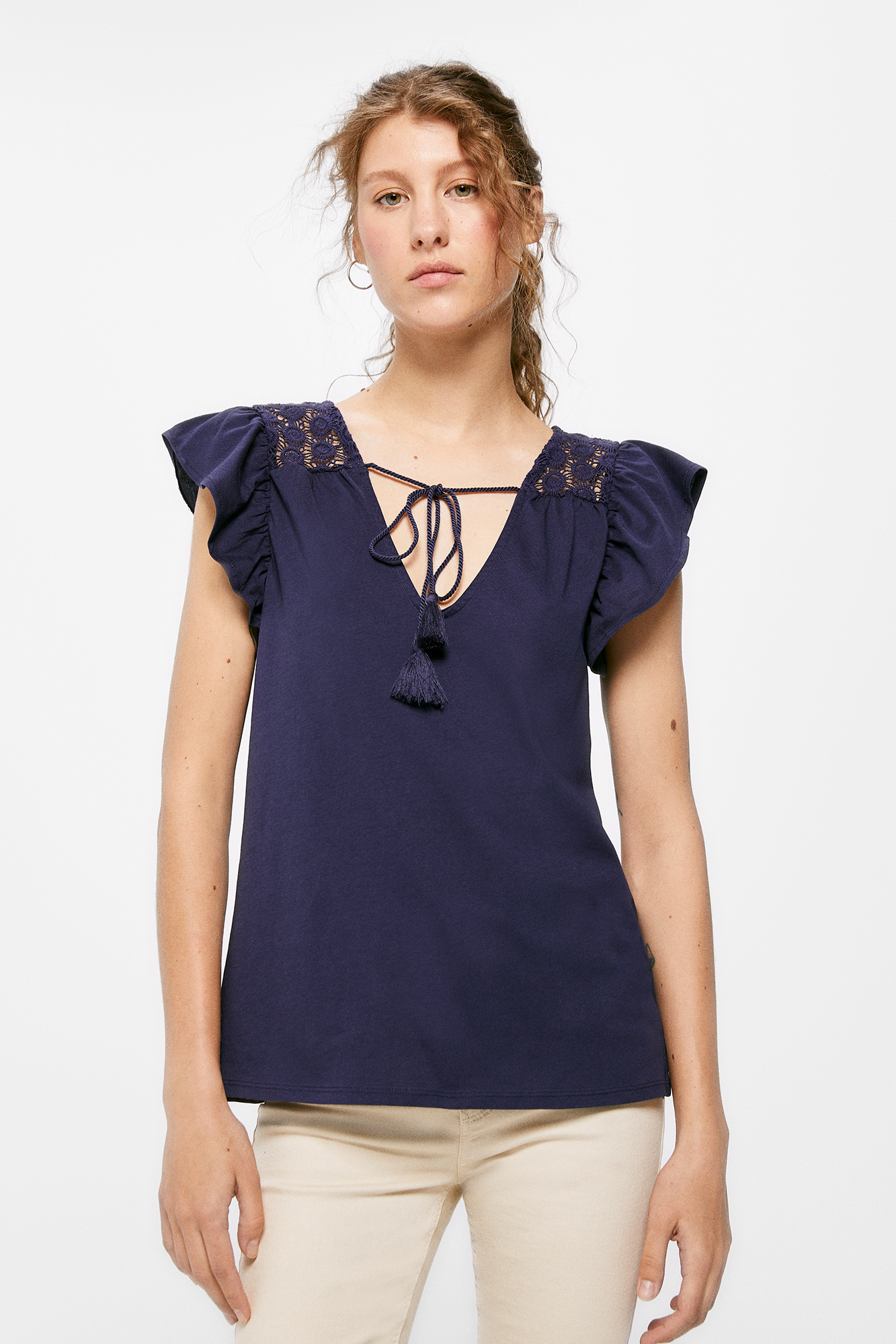 Camiseta de renda com ombros à mostra