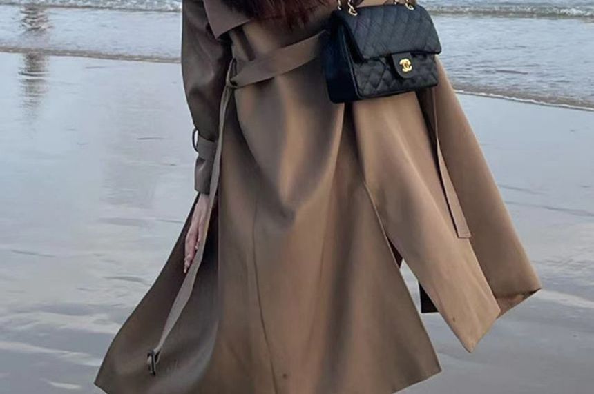 Ariadne - Gestreepte midi-trenchcoat met kraag en dubbele rij knopen