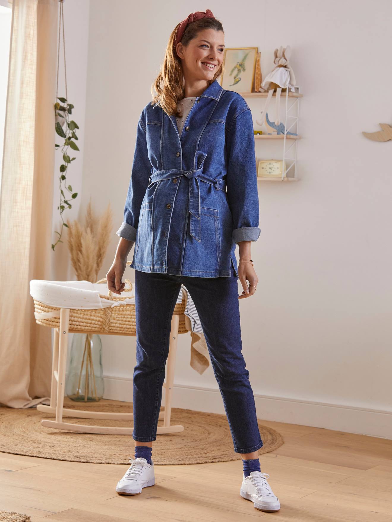 Jaqueta jeans lisa azul-escura, adequada para gestantes e para o período pós-parto.