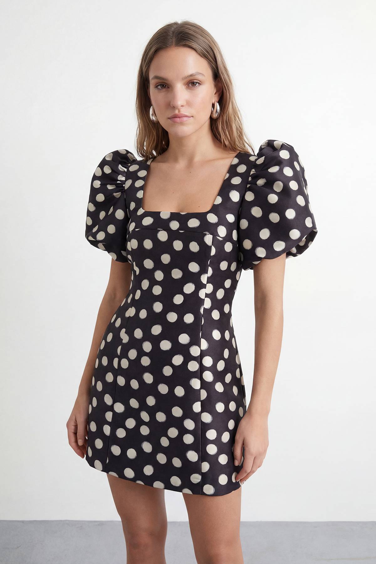 Warehouse Robe Mini Évasée à Manches Bouffantes à Pois Petite Taille