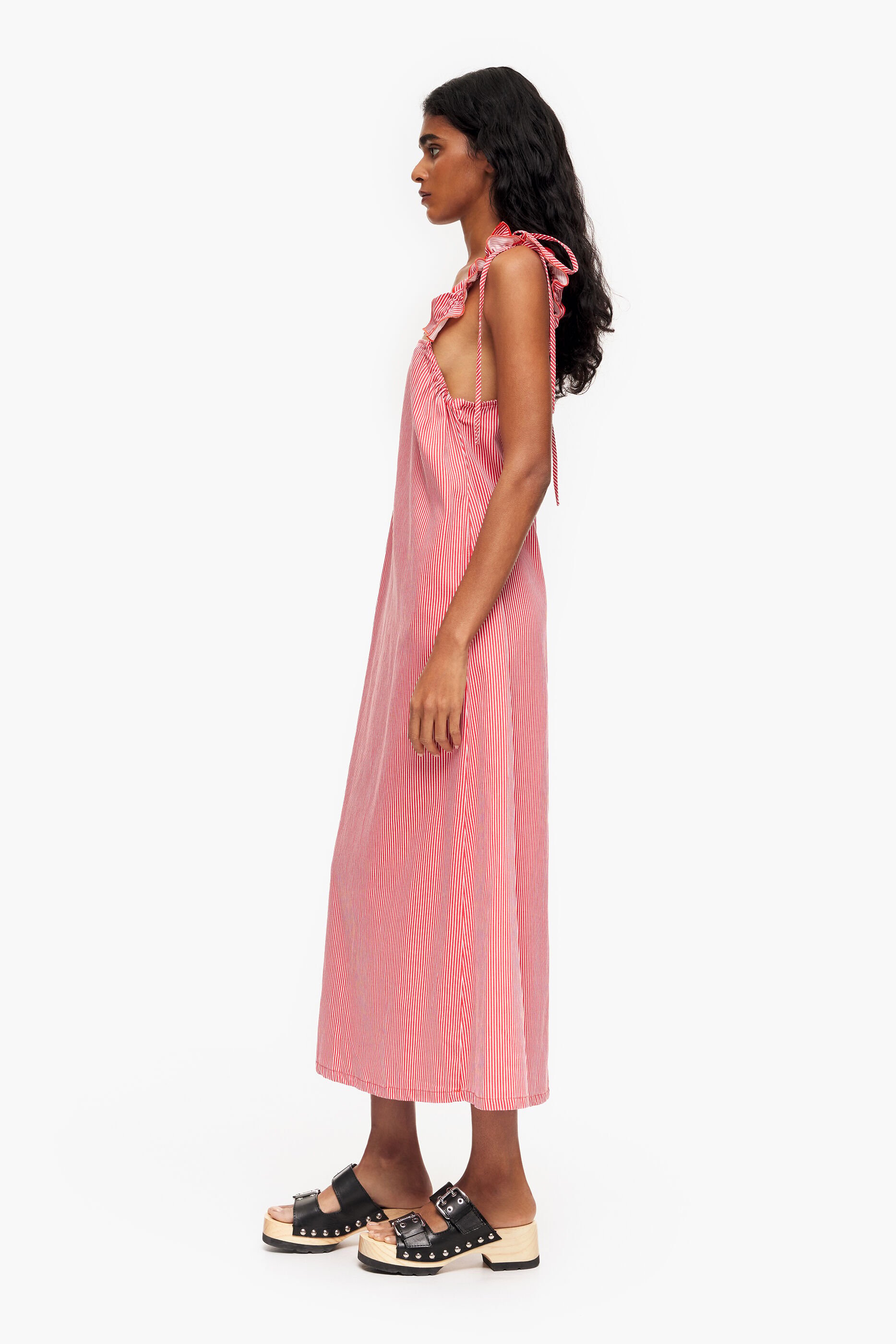 Vestido jeans vermelho com boca de sino