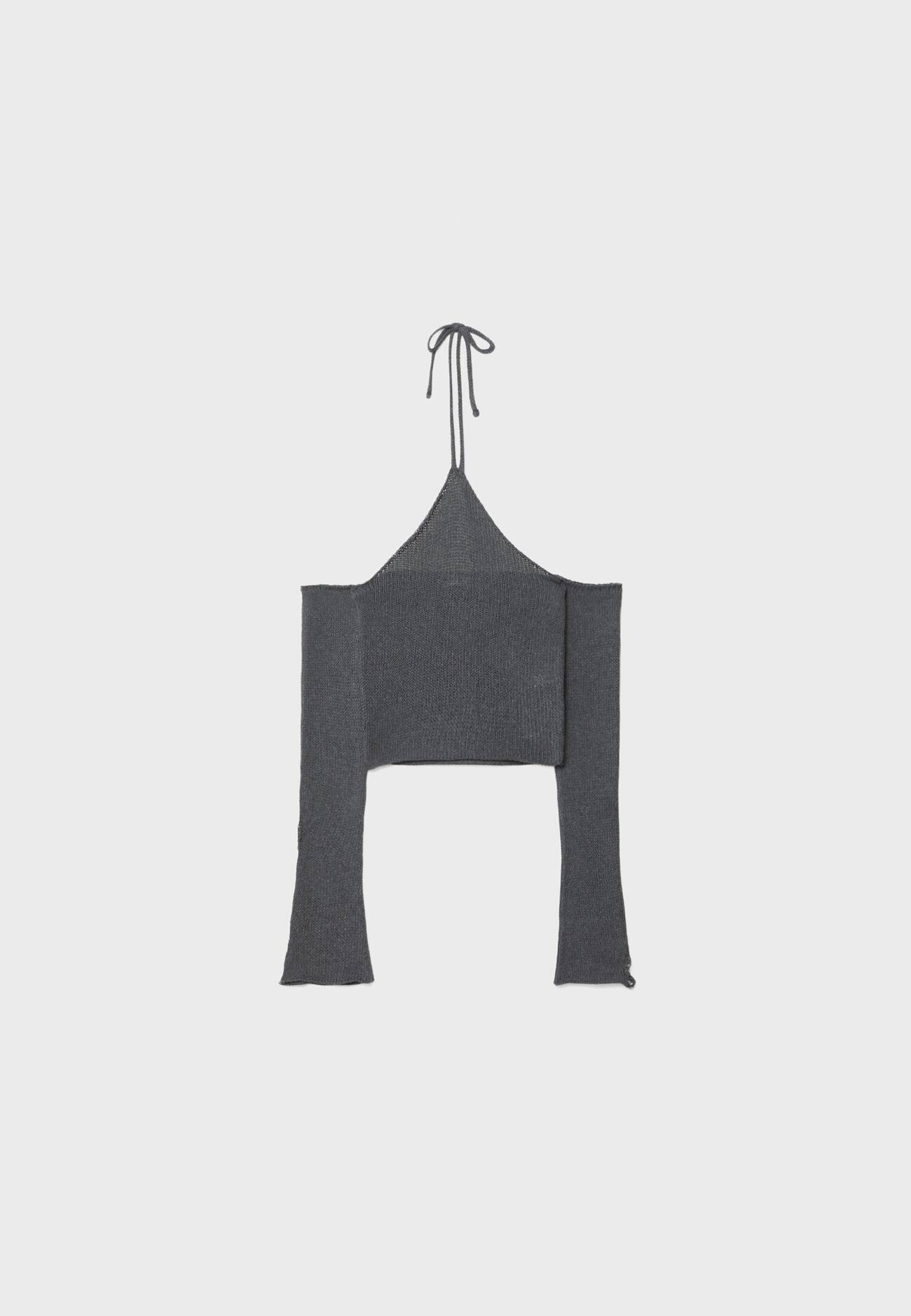 Suéter com decote halter e ombros à mostra