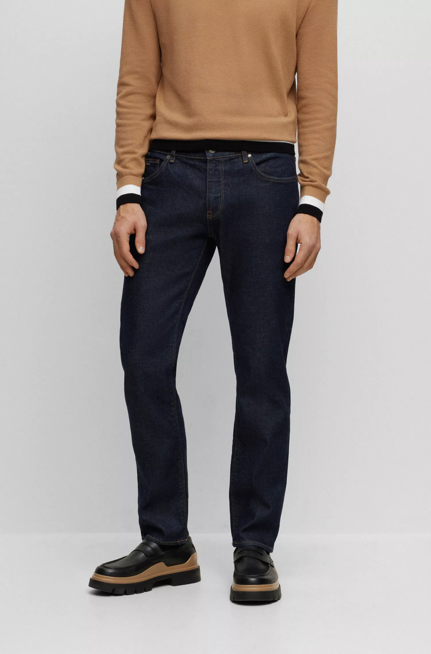Calça jeans BOSS preta, corte regular, em denim azul-escuro com elasticidade confortável.