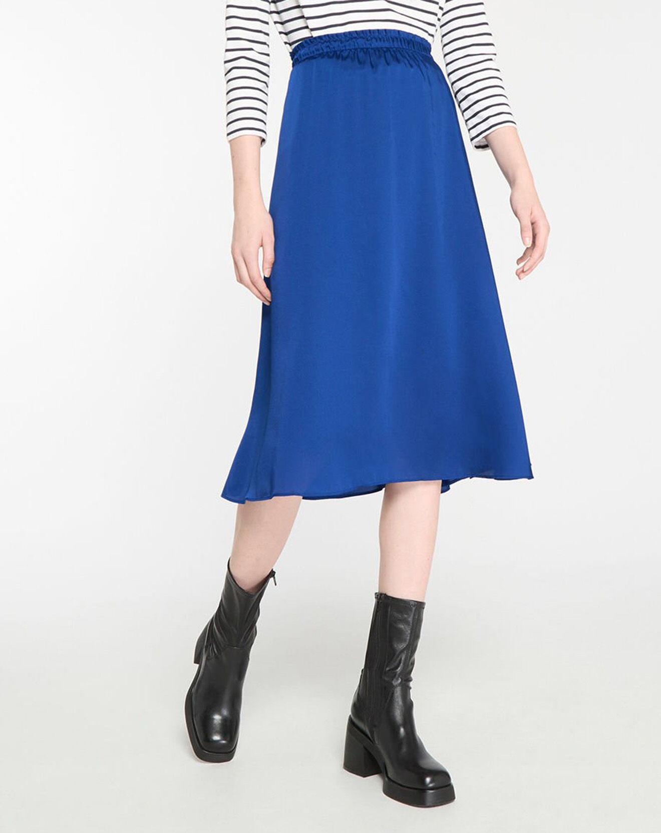 Galeries Lafayette Jupe mi-longue en Satin Roll bleue