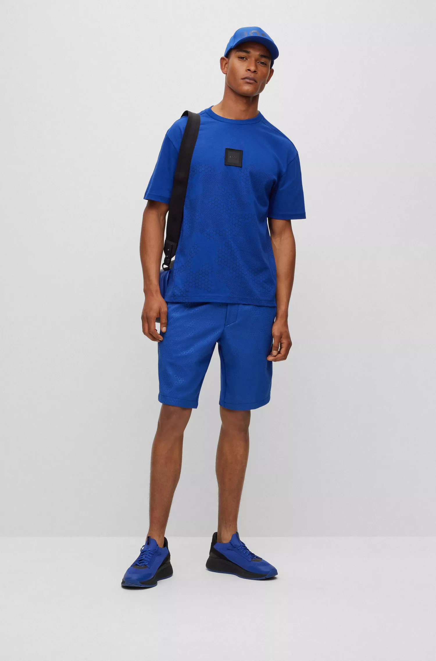 Camiseta BOSS verde em malha de algodão com estampa camuflada e emblema com o logotipo.