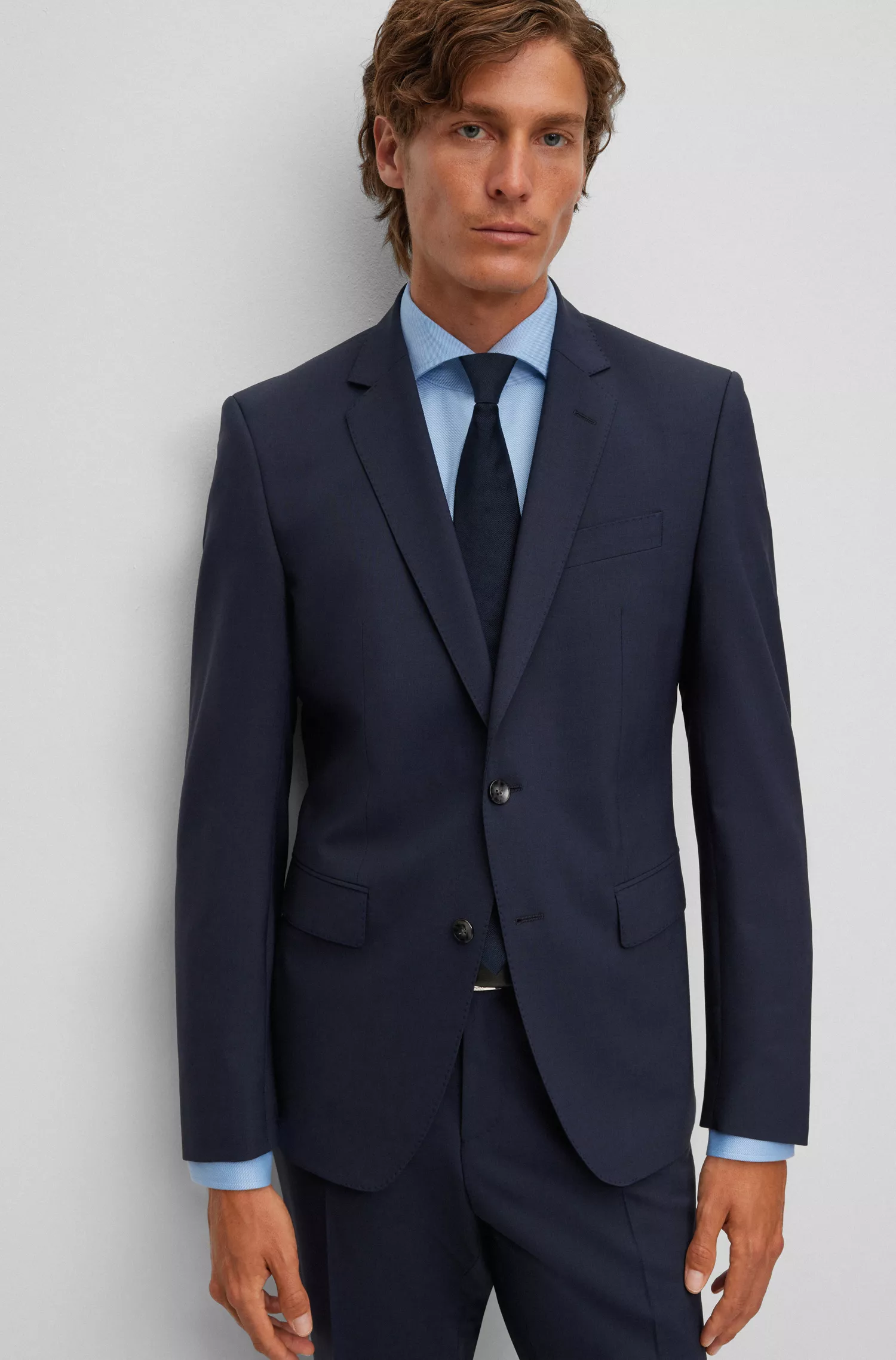 Terno BOSS preto, corte slim, em lã virgem elástica.
