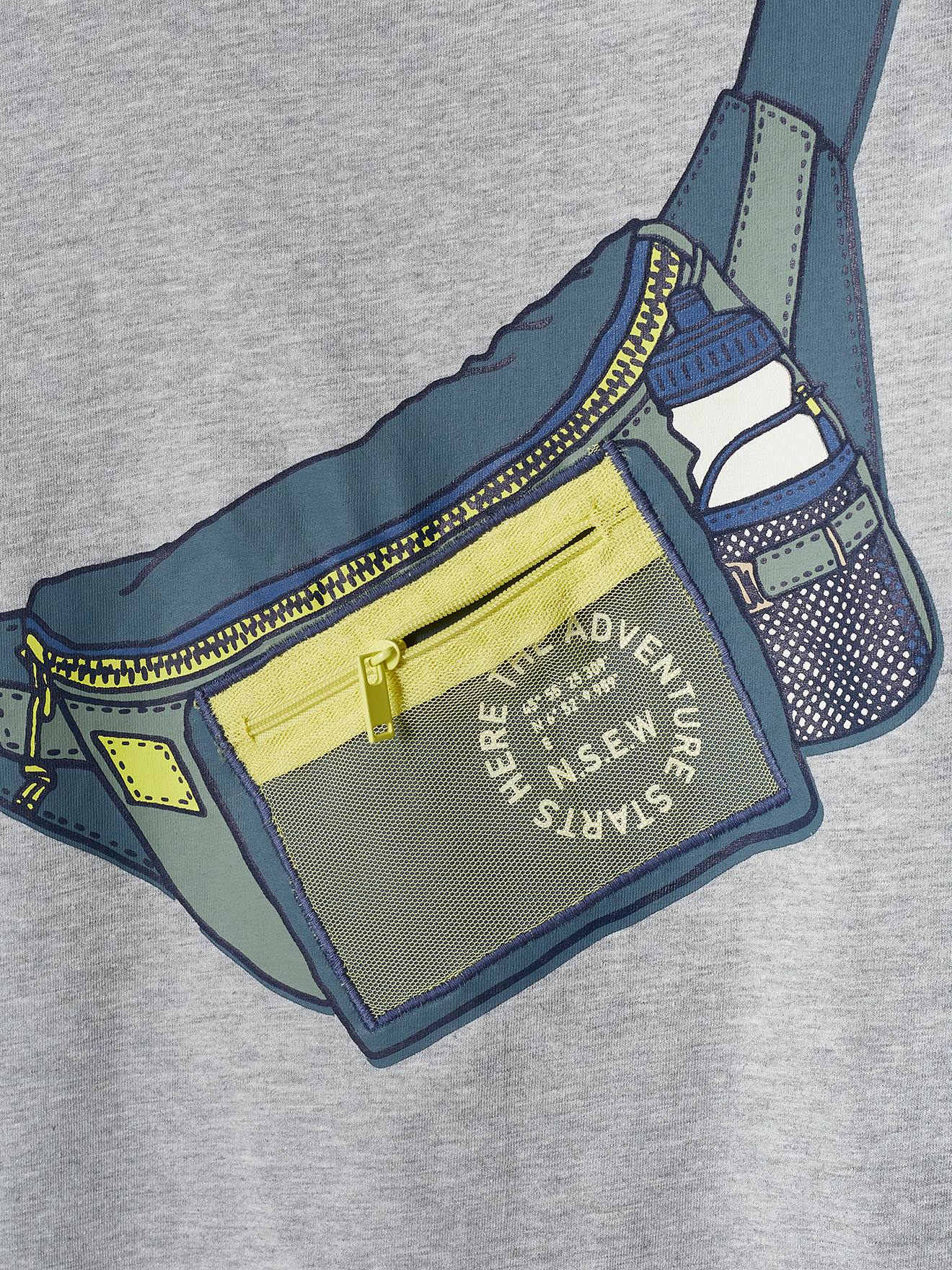 Camiseta infantil masculina com estampa de pochete, efeito ótico e bolso com zíper, na cor cinza mescla.