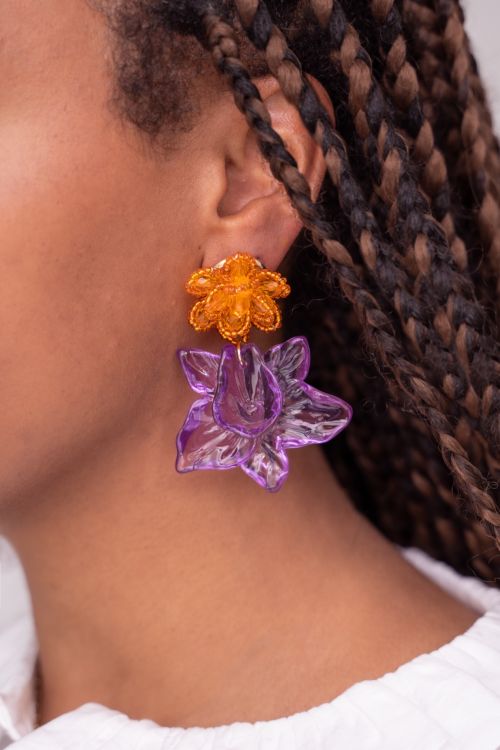 Island oorhangers met oranje en paarse bloem