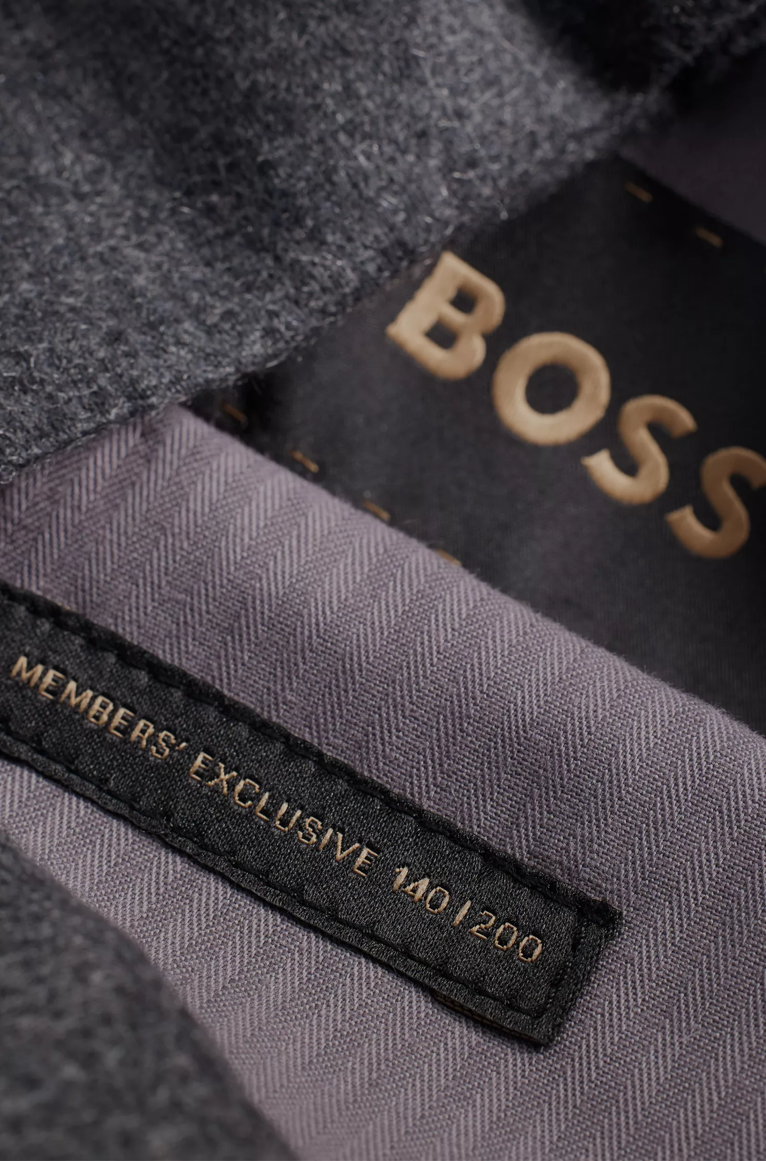 Calça BOSS cor camelo, corte relaxado, em mistura de cashmere.