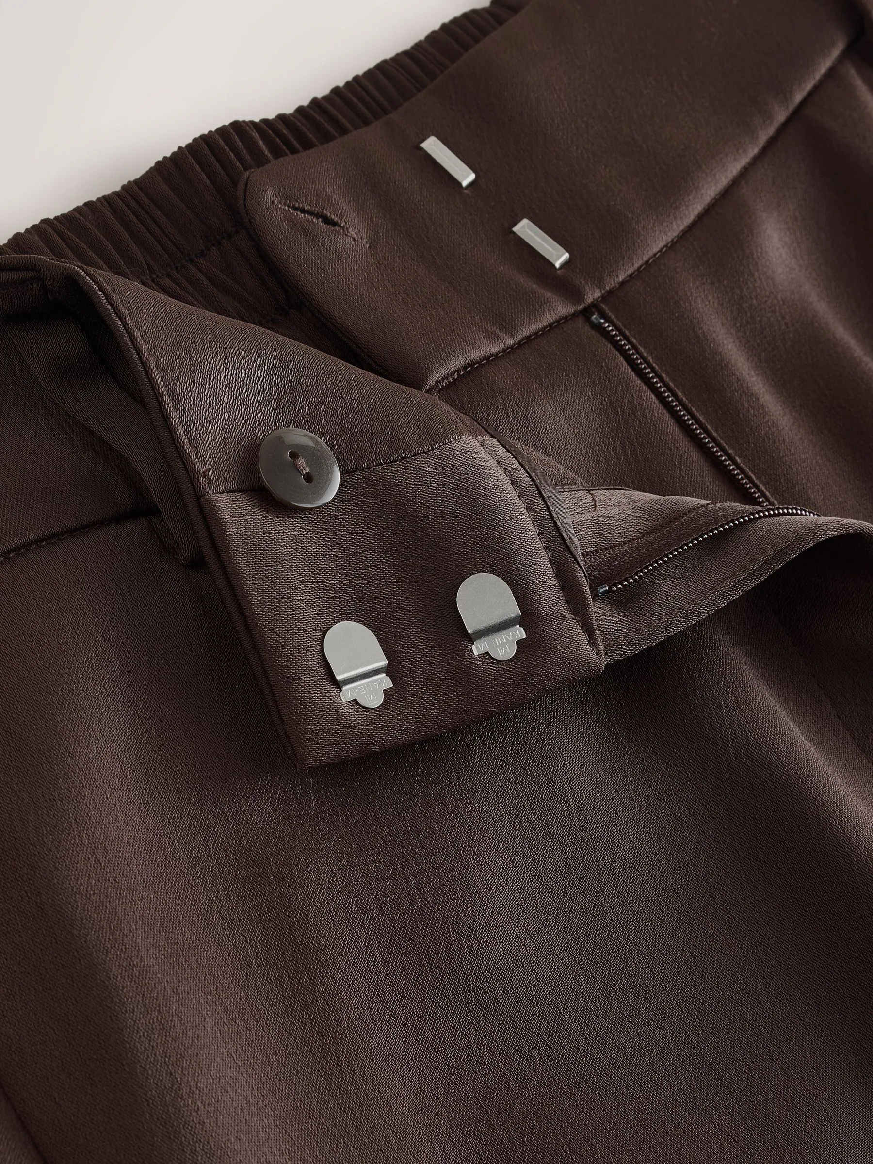 Chocoladebruin - Satijnen broek met wijde pijpen en elastiek in de achterkant