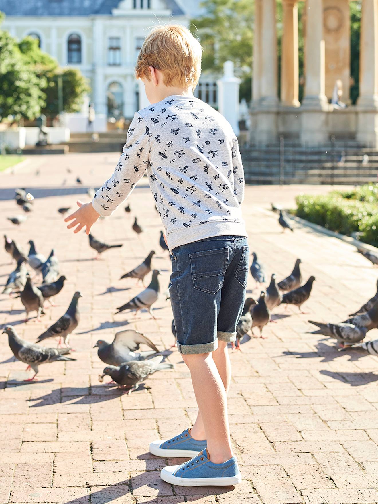 Tênis infantil de tecido elástico, cor azul médio lisa.