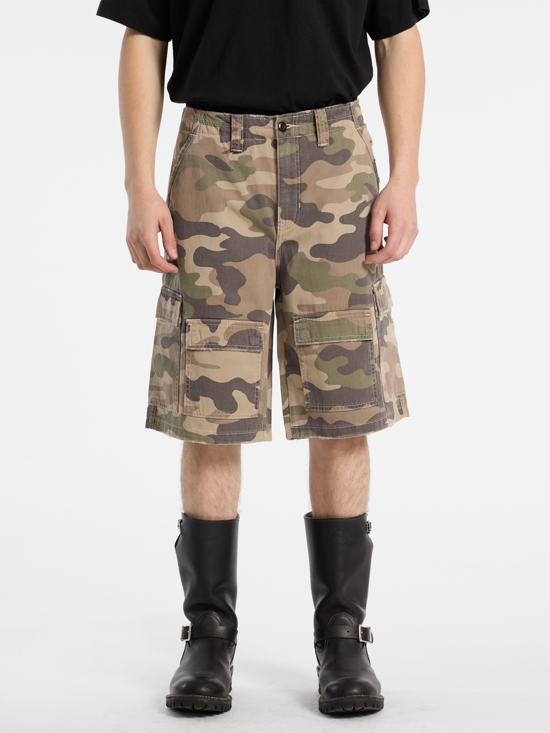 Calções cargo camuflados em sarja ecológica da GUESS Originals