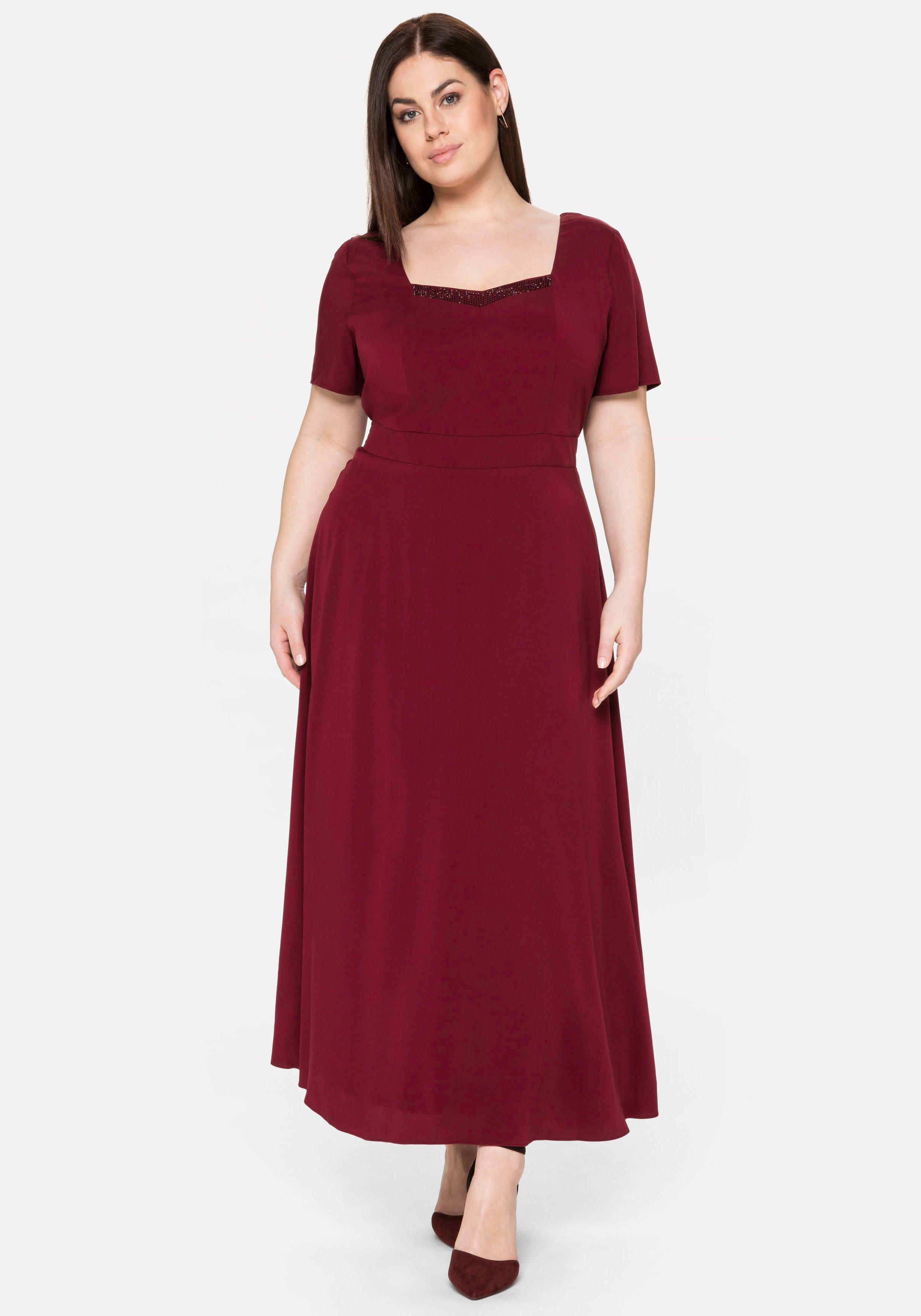 Abendkleid mit Schmucksteinen am Ausschnitt