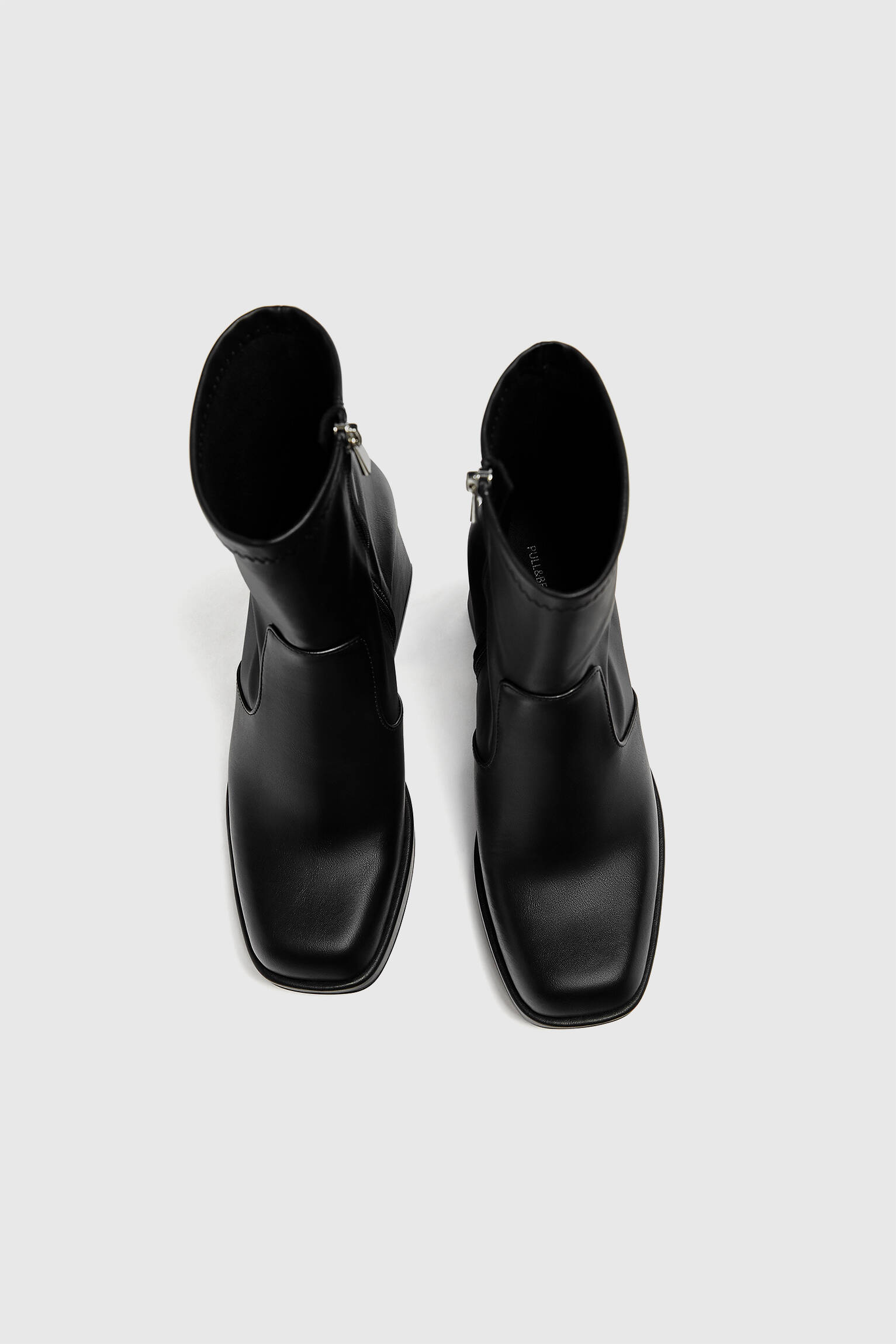 BOTA DE CANO CURTO COM SALTO ELÁSTICO - PRETA