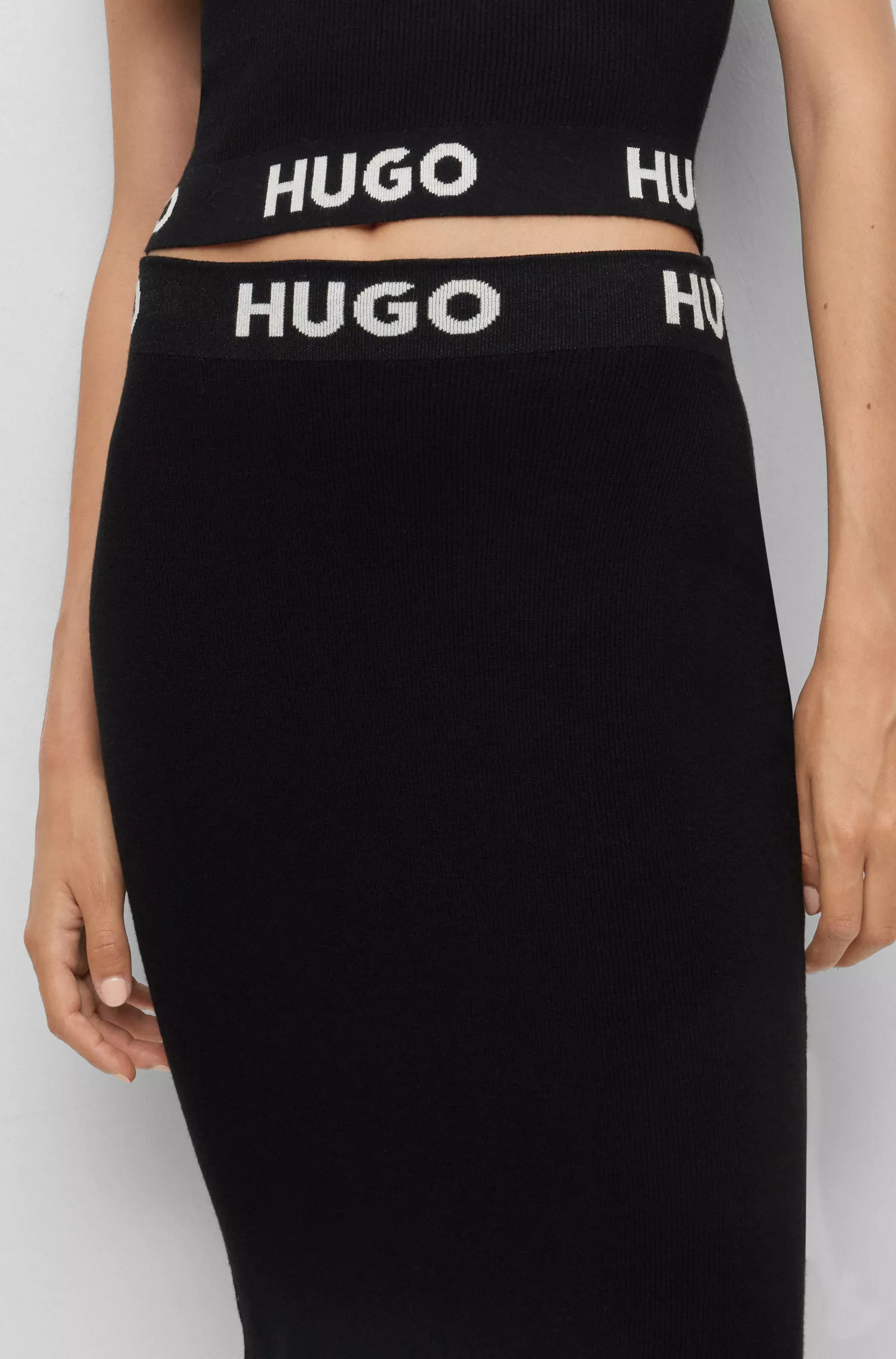 Minissaia canelada vermelha HUGO em tecido elástico com cós com logo.