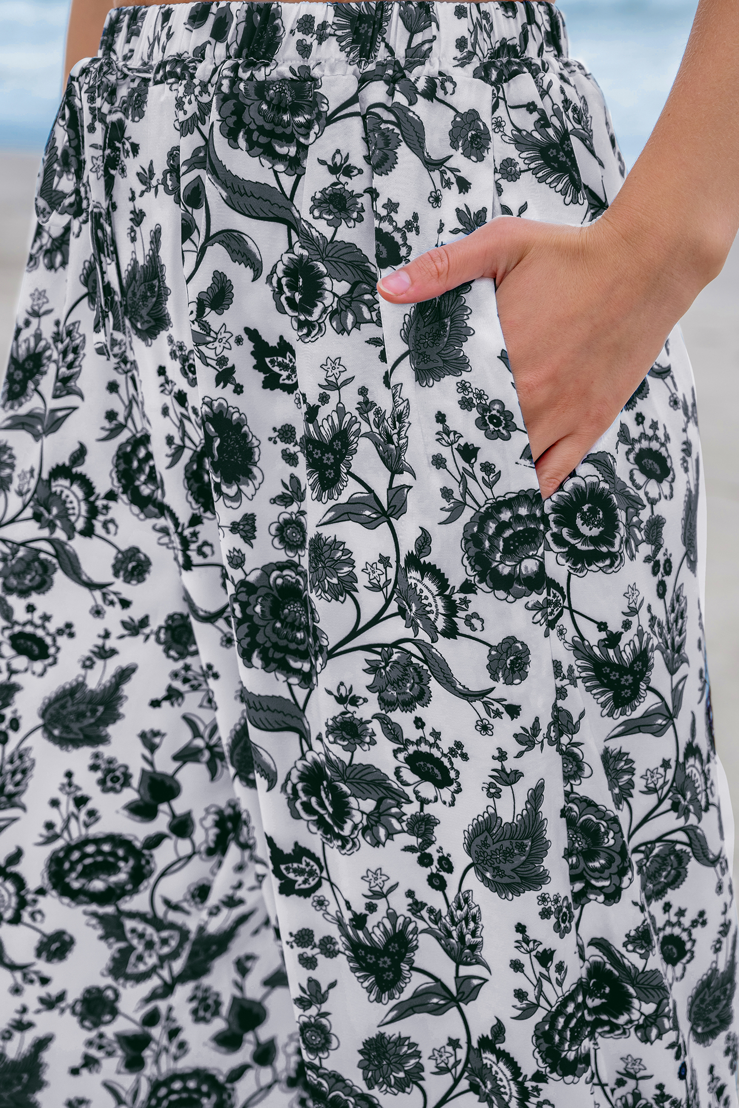 Pantalon à jambes trapèze et taille élastique à fleurs noires