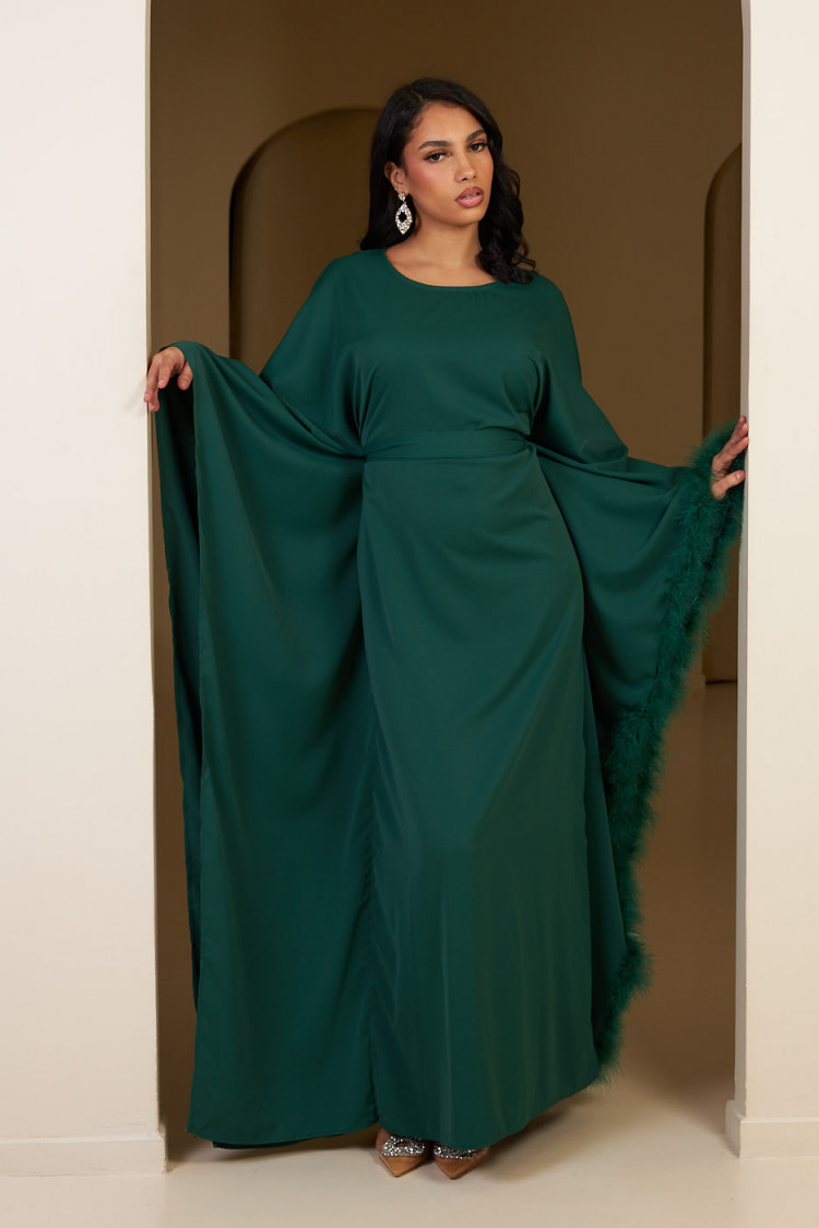 Abaya verte ceinturée à empiècement plume sur un côté