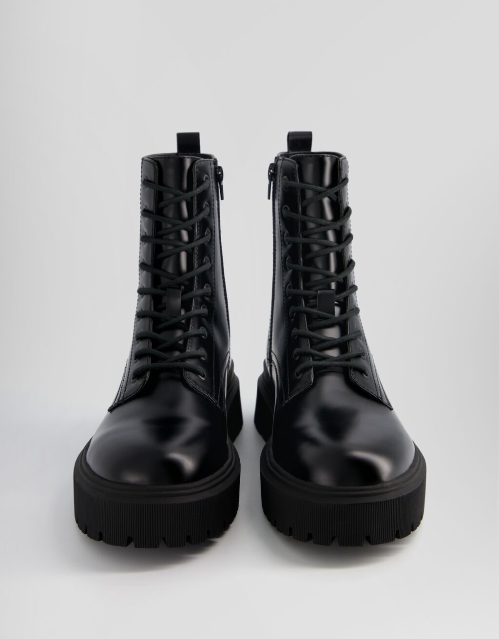 Botas de cano curto com cadarço e sola tratorada para homem