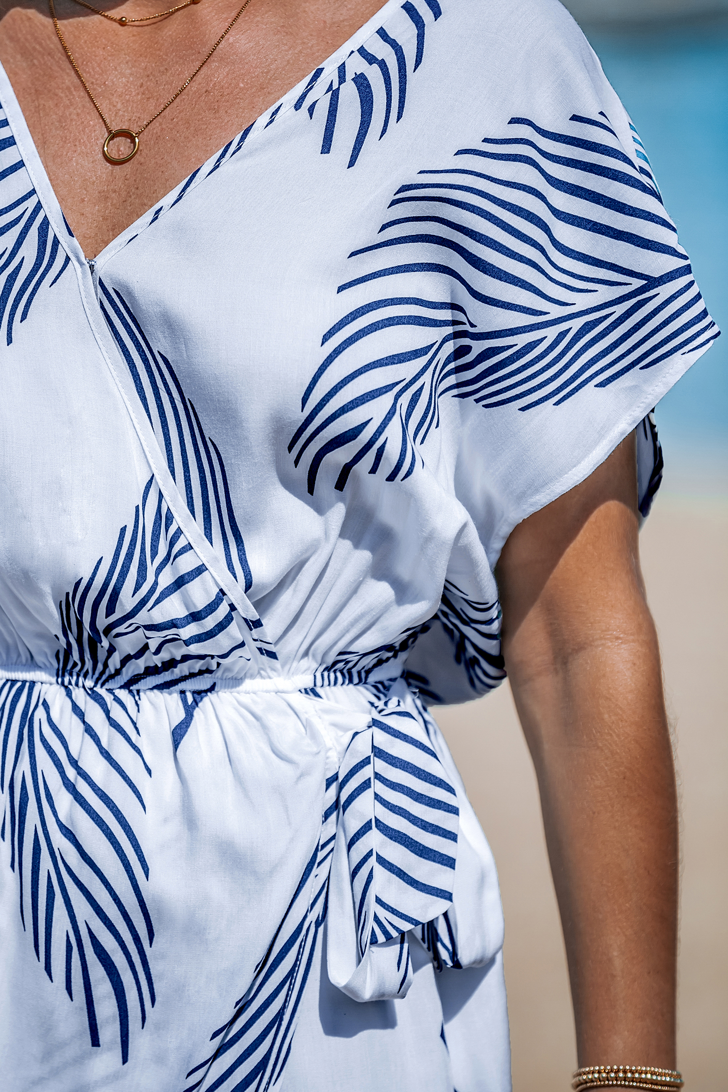 Robe mini tropicale à col superposé blanche