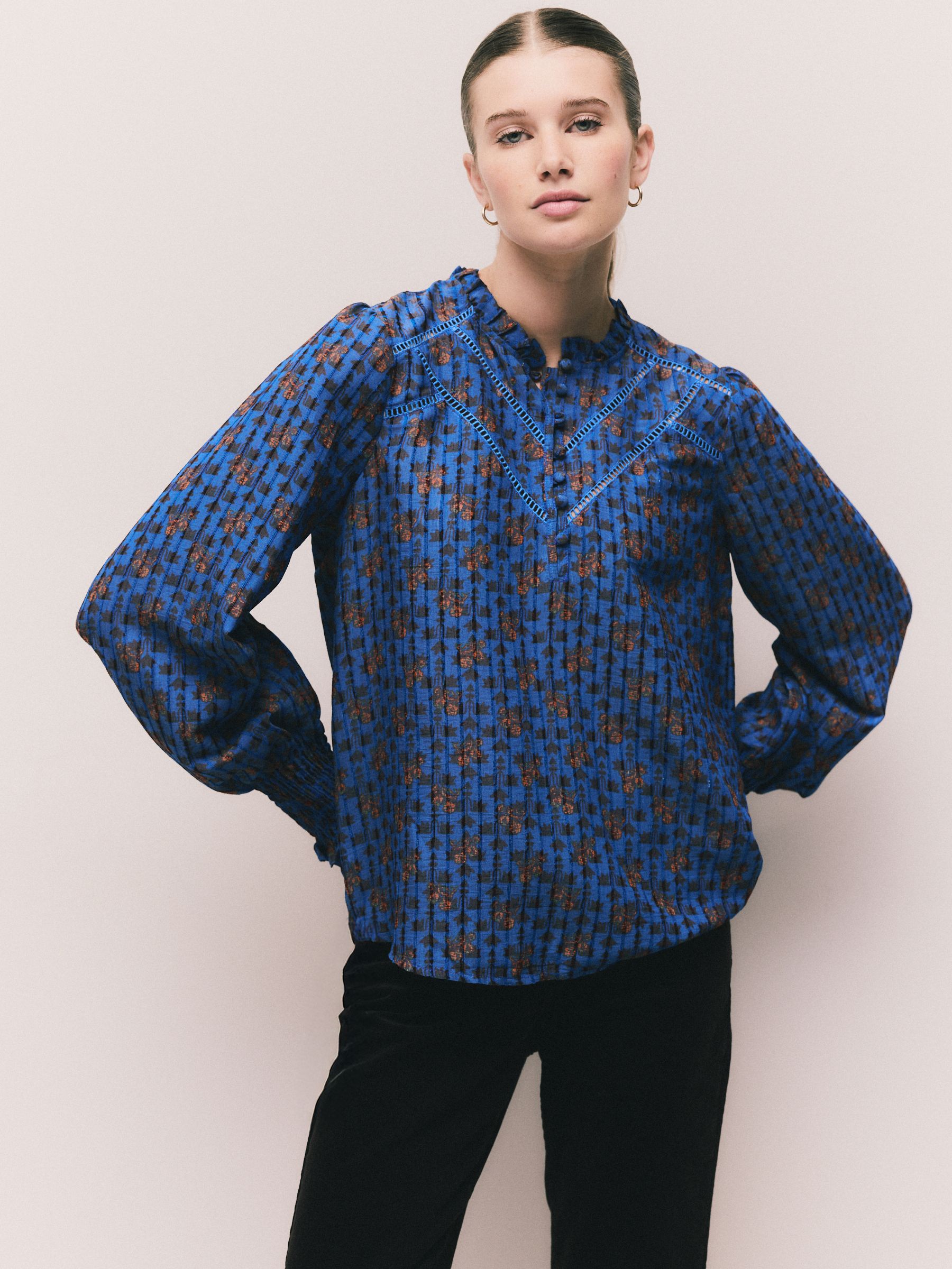 Zwart bloemenprint - Chenille blouse met ladderinzet en lange mouwen