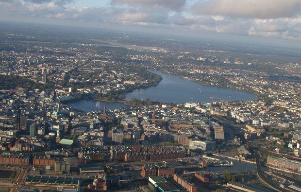 Flugzeug-Rundflug über Hamburg als Geschenkidee