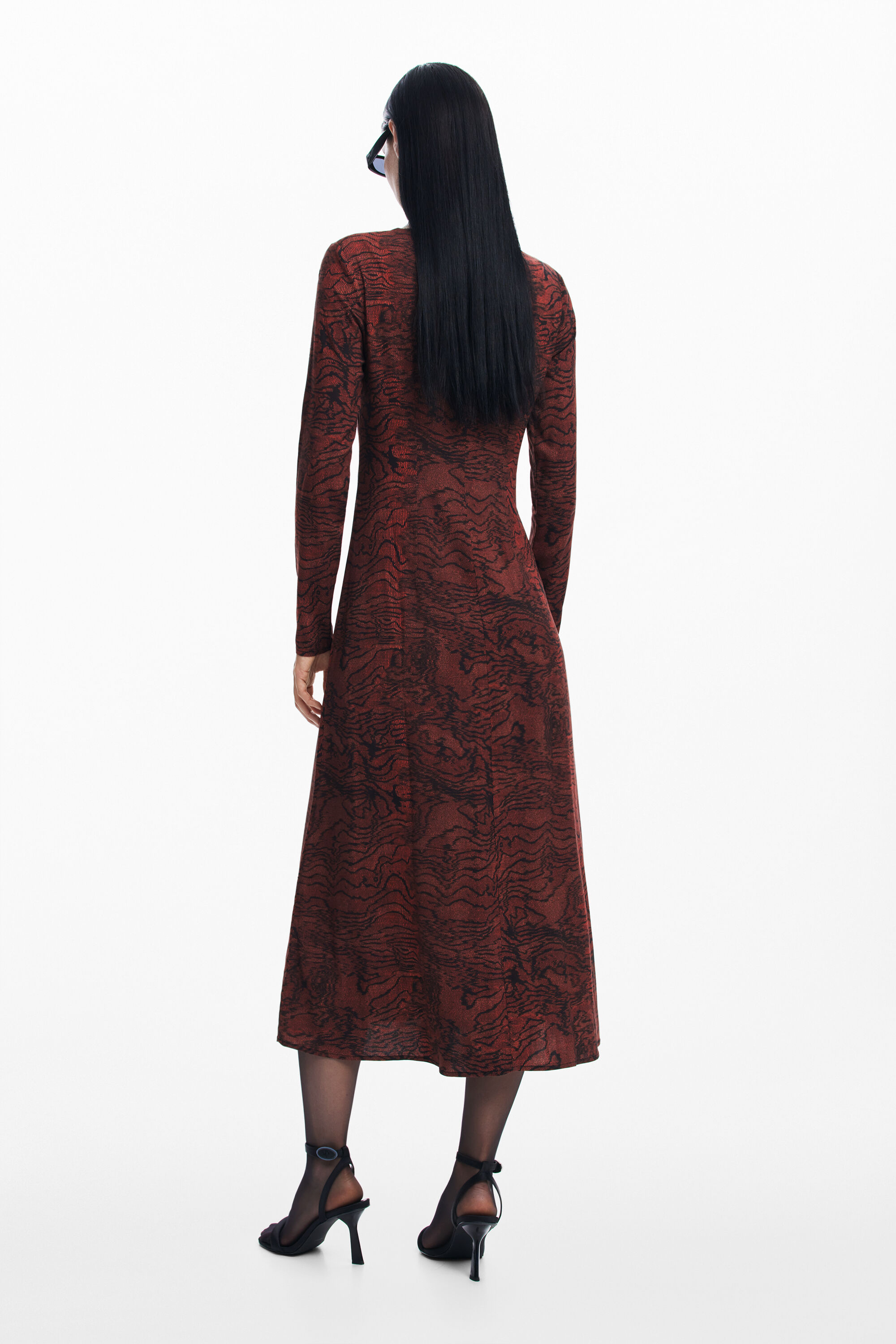 Vestido com linhas irregulares