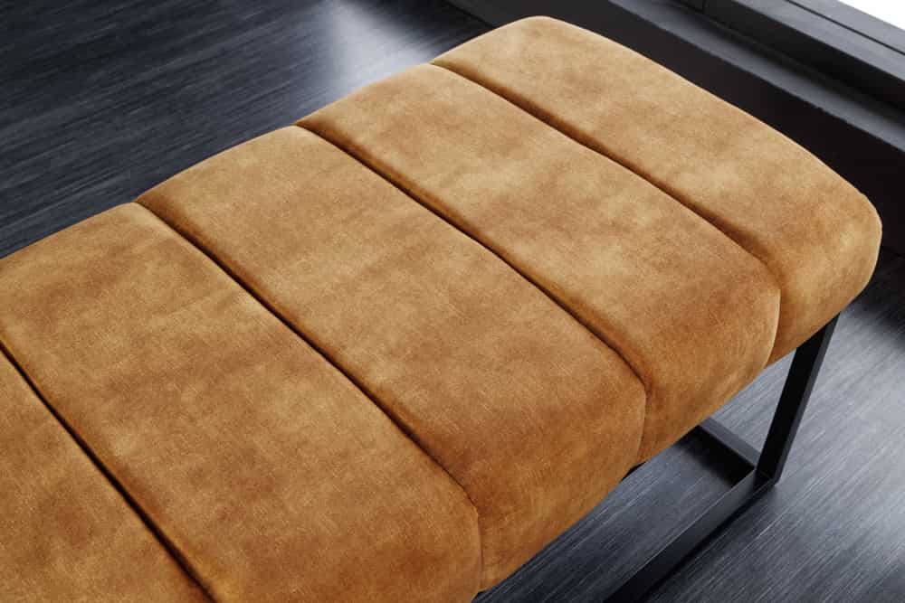 Moderne Sitzbank PETIT BEAUTÉ 110cm senfgelb Samt schwarzes Metallgestell