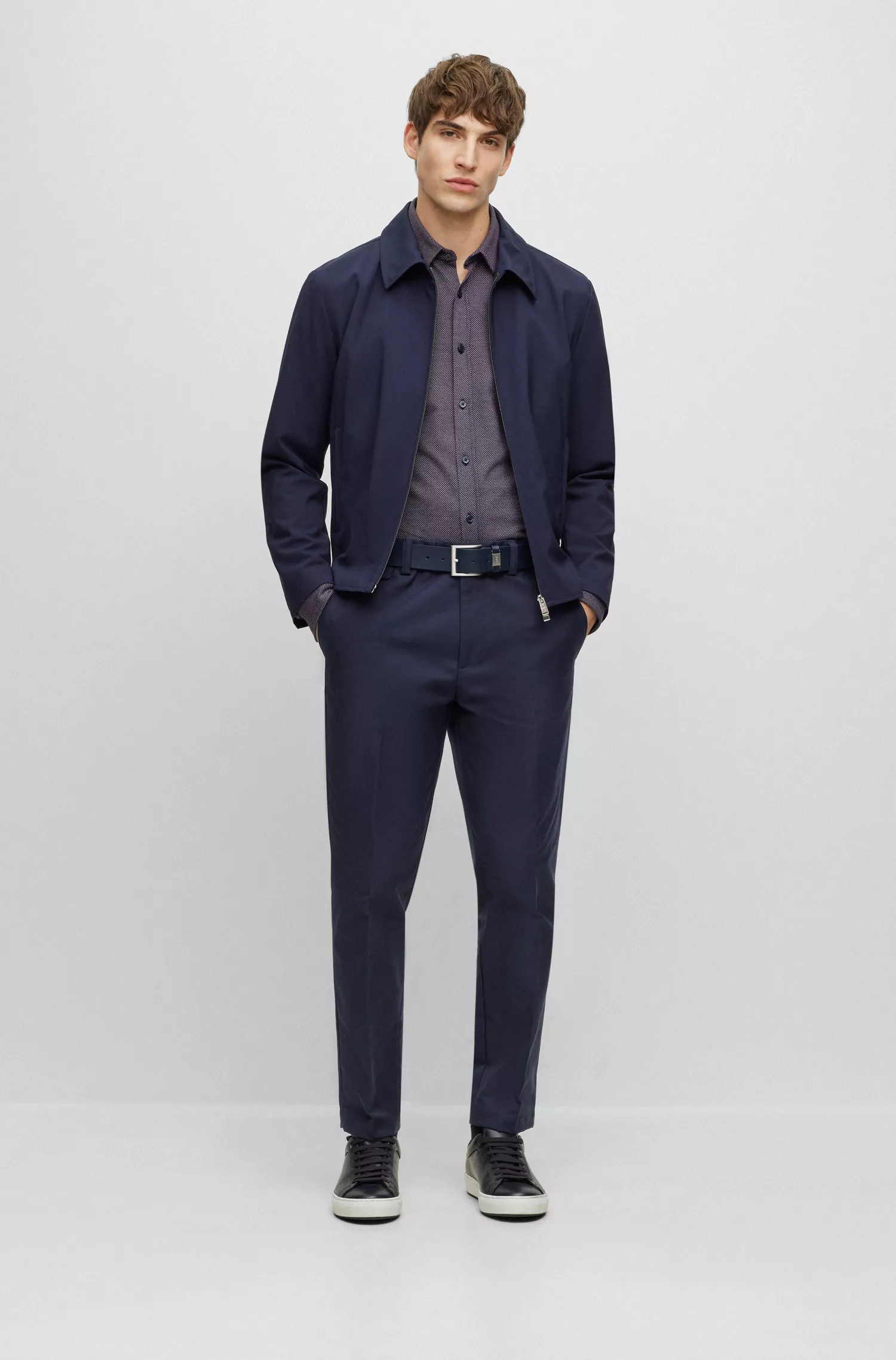Camisa BOSS preta de corte slim em algodão estruturado.