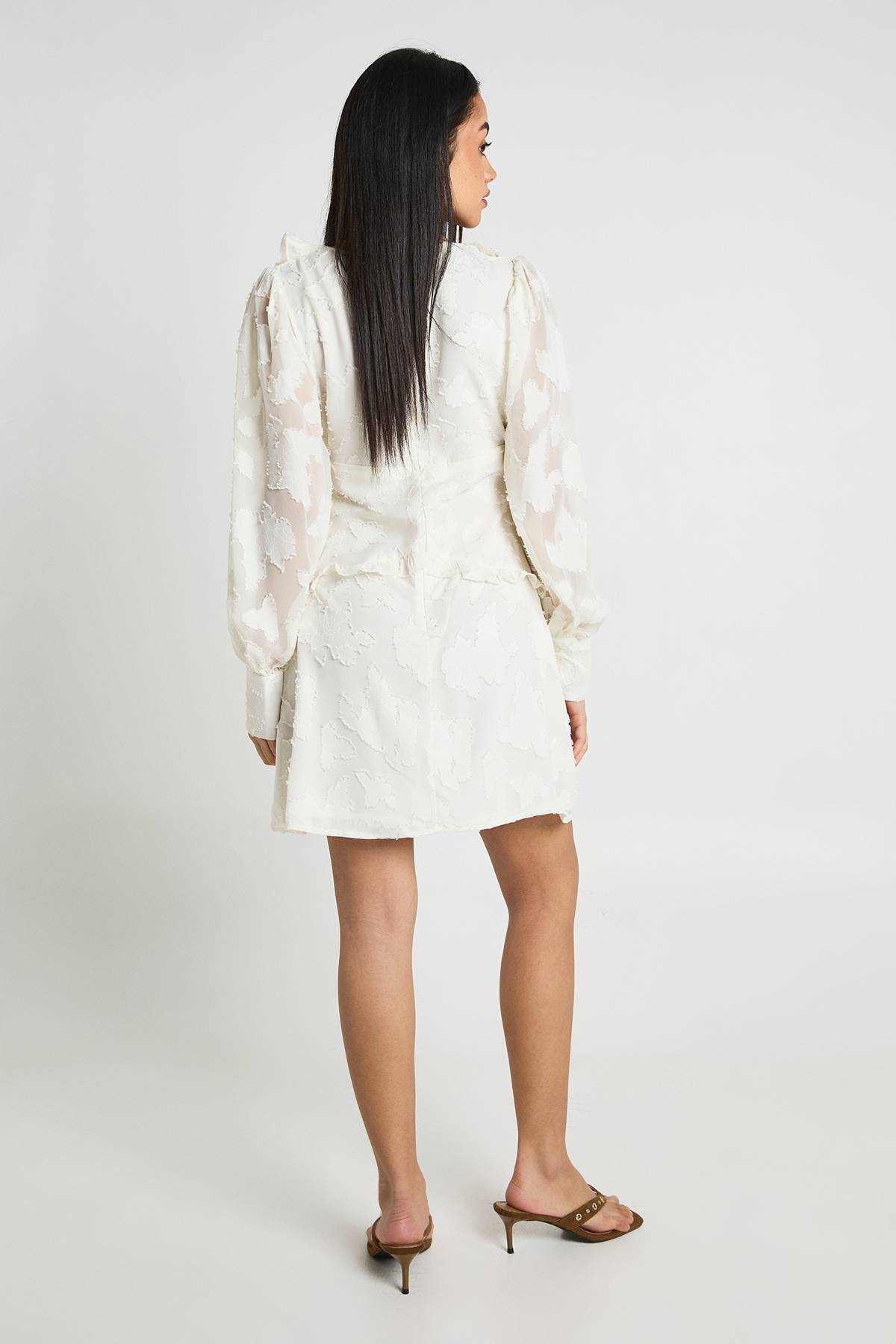 boohoo Robe Mini À Manches Bouffantes Et Détail Volant En Tissu Dévoré
