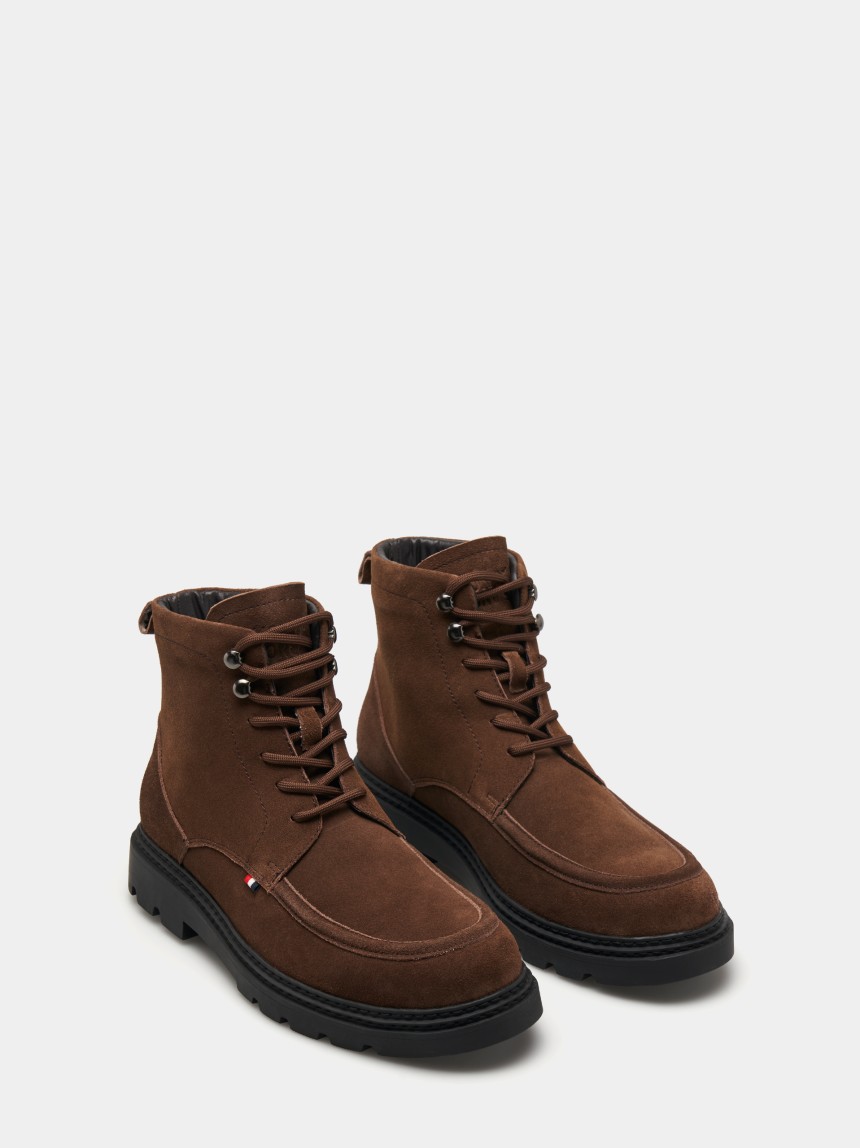 Botas em camurça com cordões