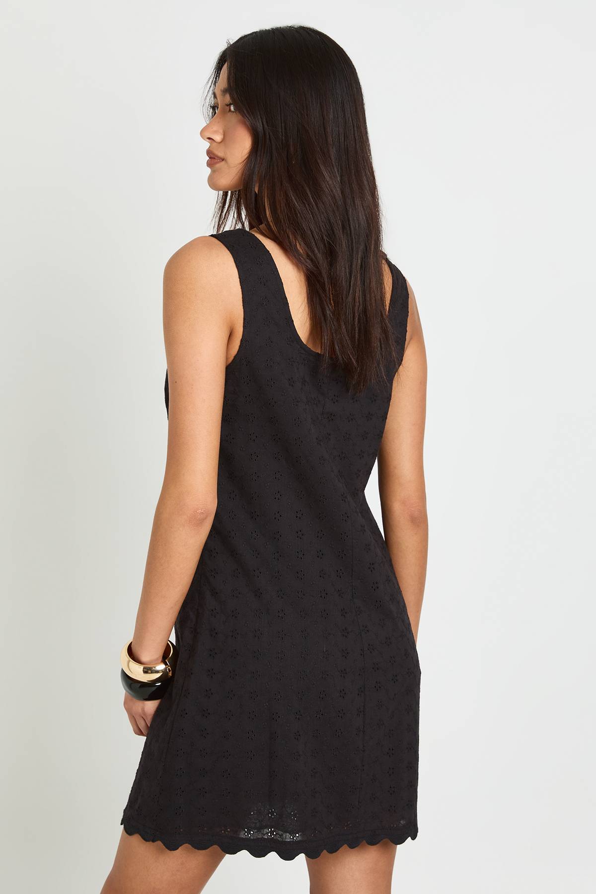 boohoo Robe Droite Tall À Broderie Anglaise Et Ourlet Festonné