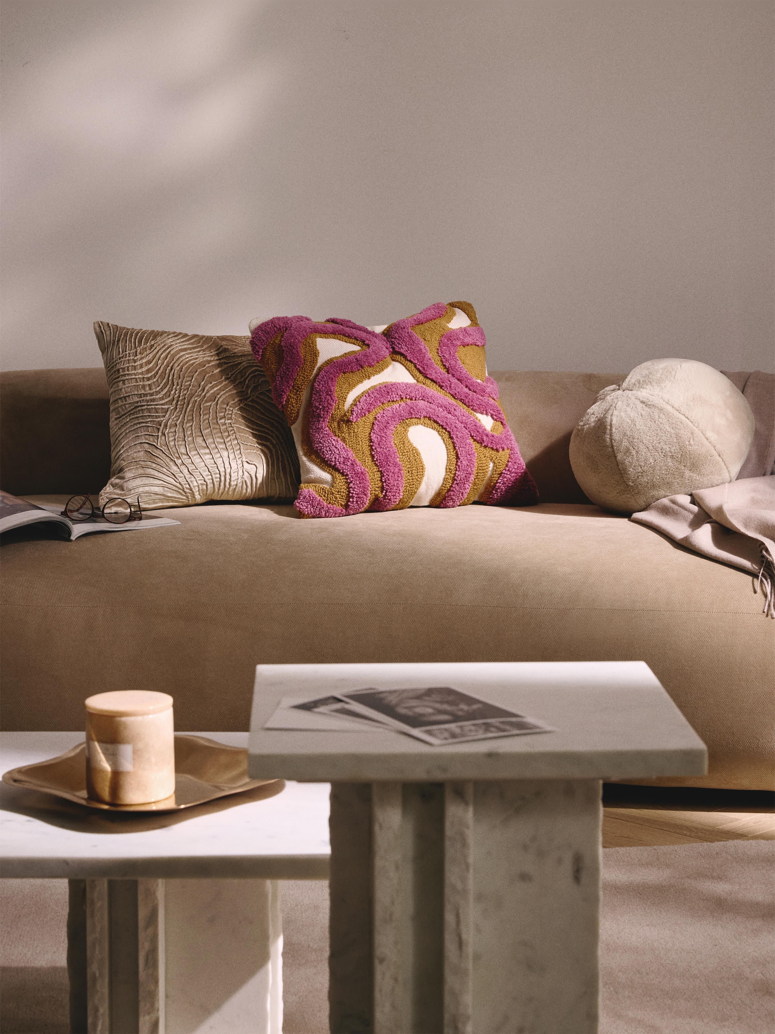 Handgetufte kussenhoes Jiri met getufte design