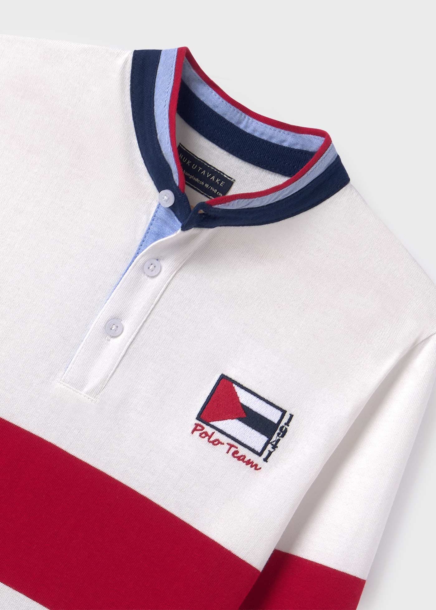 Camisa polo infantil Better Cotton com gola mandarim e detalhes em faixas.