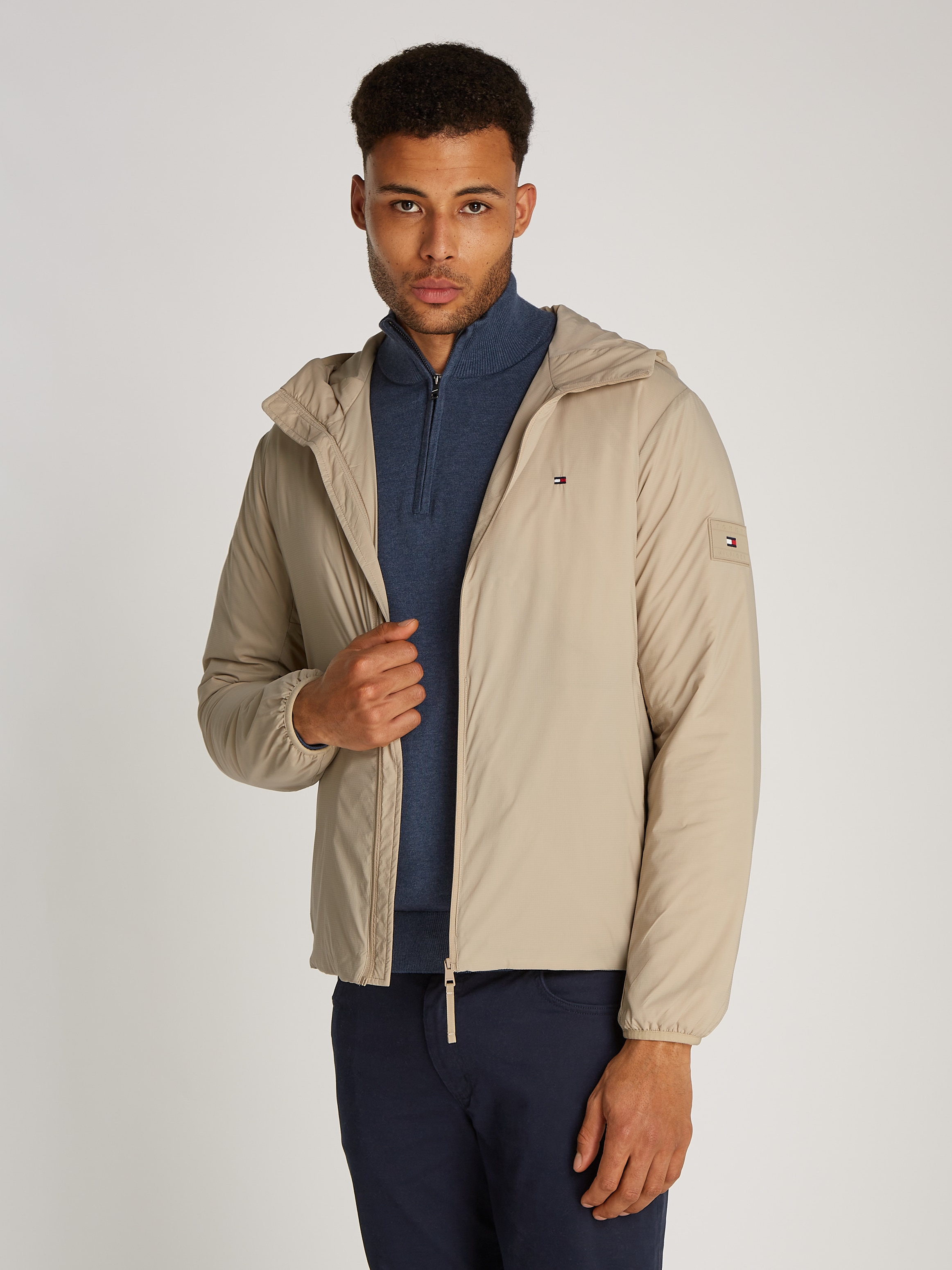 Tommy Hilfiger Kurzjacke »TECH PACKABLE HOODED JACKET« mit Kapuze mit Logostickerei