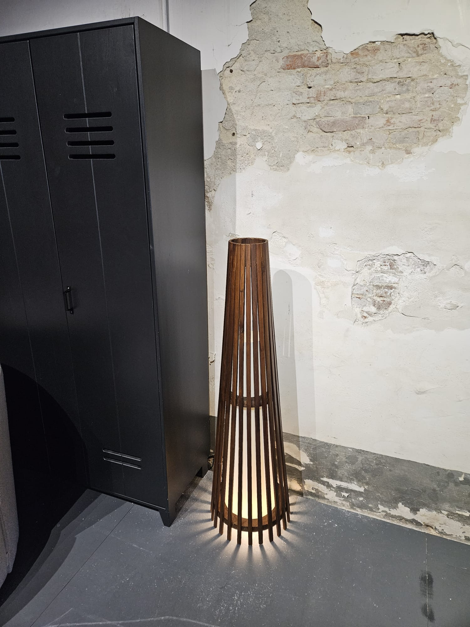 Interieurdirekt – Vloerlamp Anto – Teakhout – 120cm – Walnoot