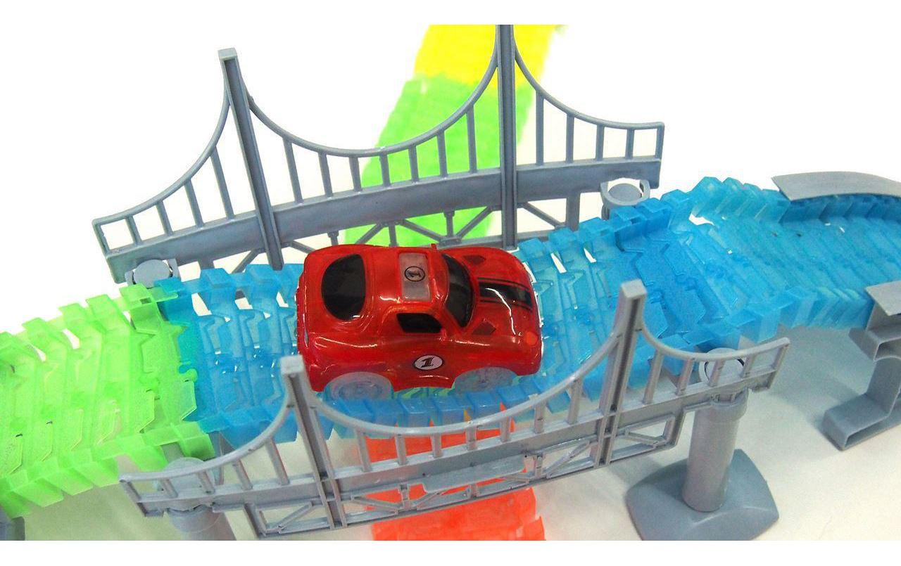 Magic Traxx Bahn Mega Set mit BrückeSchienenset mit Brücke und zwei Rennwagen