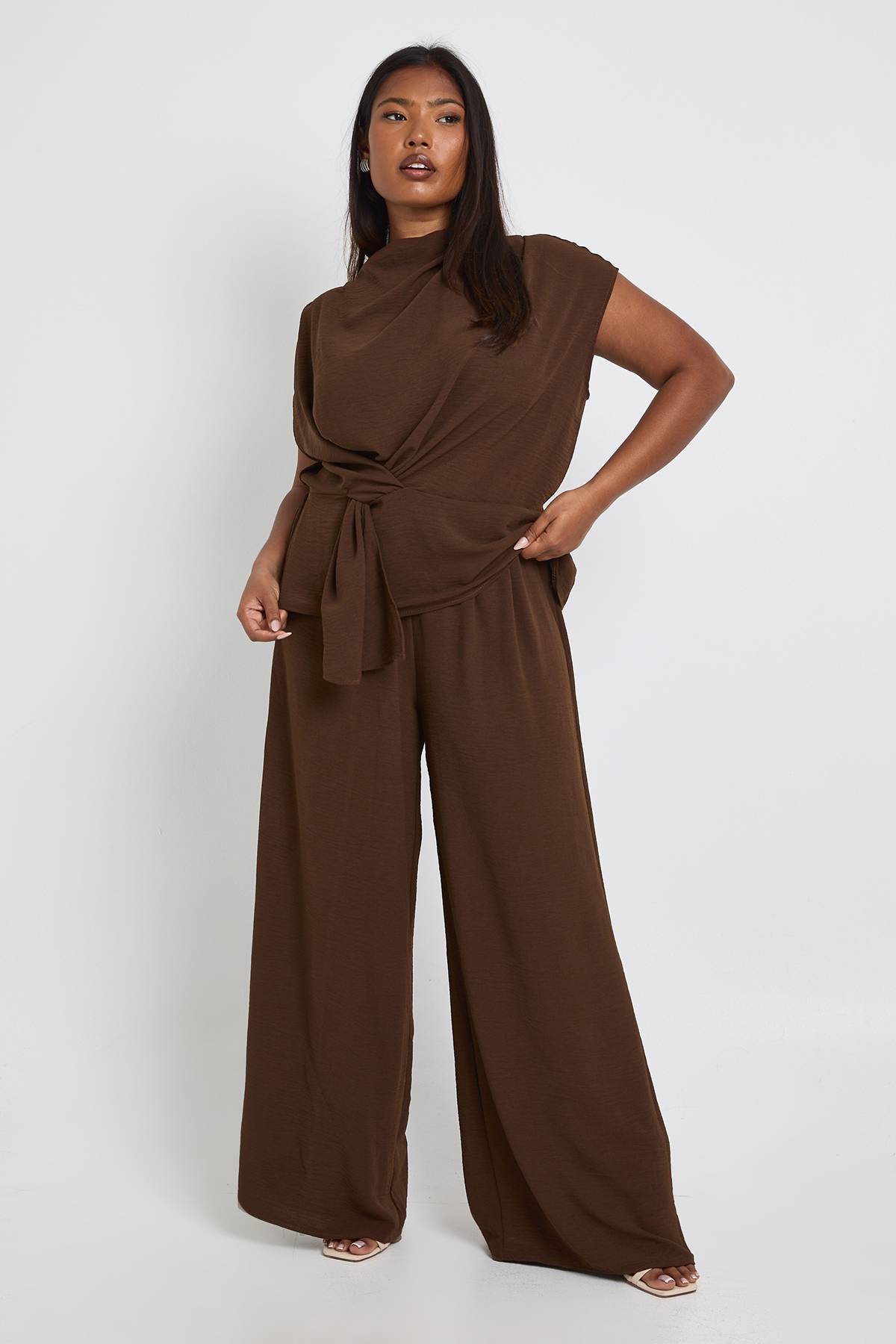boohoo Ensemble coordonné Plus : blouse drapée tissée et pantalon